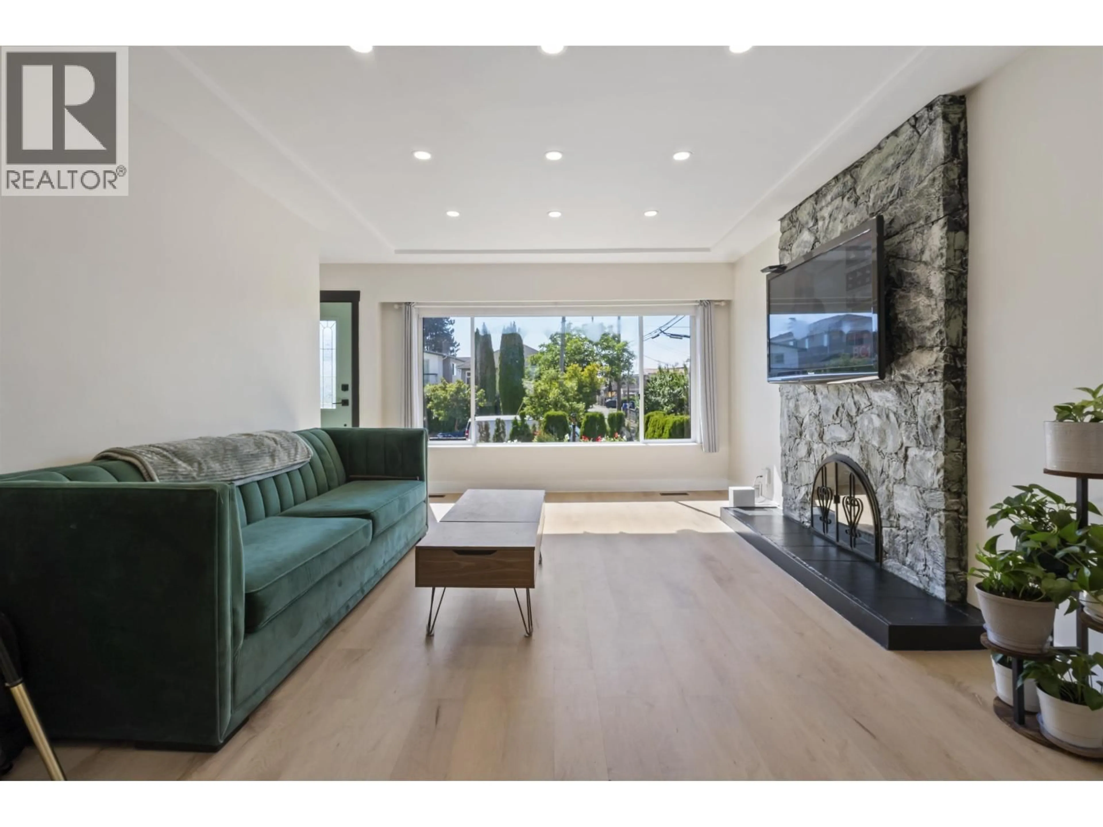 Living room with furniture, unknown for 4136 SKEENA STREET, Vancouver British Columbia V5R2L3