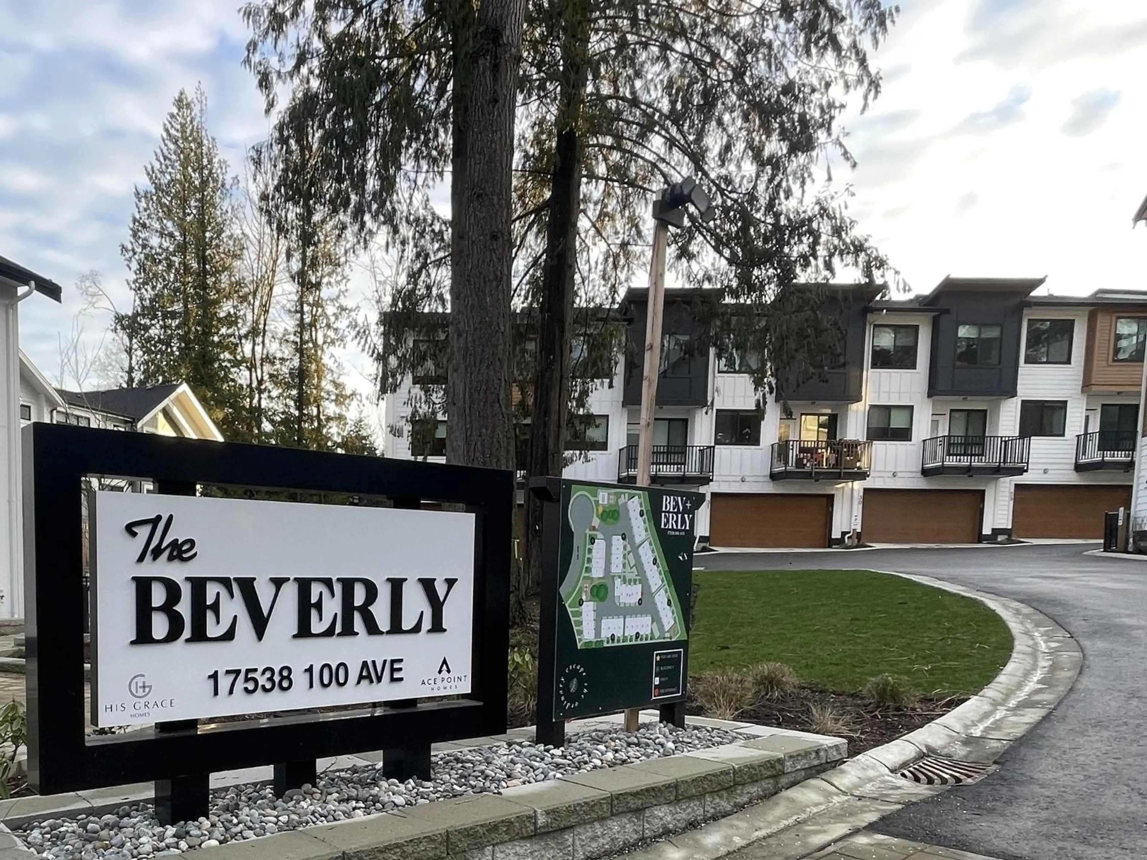 Indoor foyer for 13 - 17538 100 AVENUE AVENUE, Surrey British Columbia V4N5H1