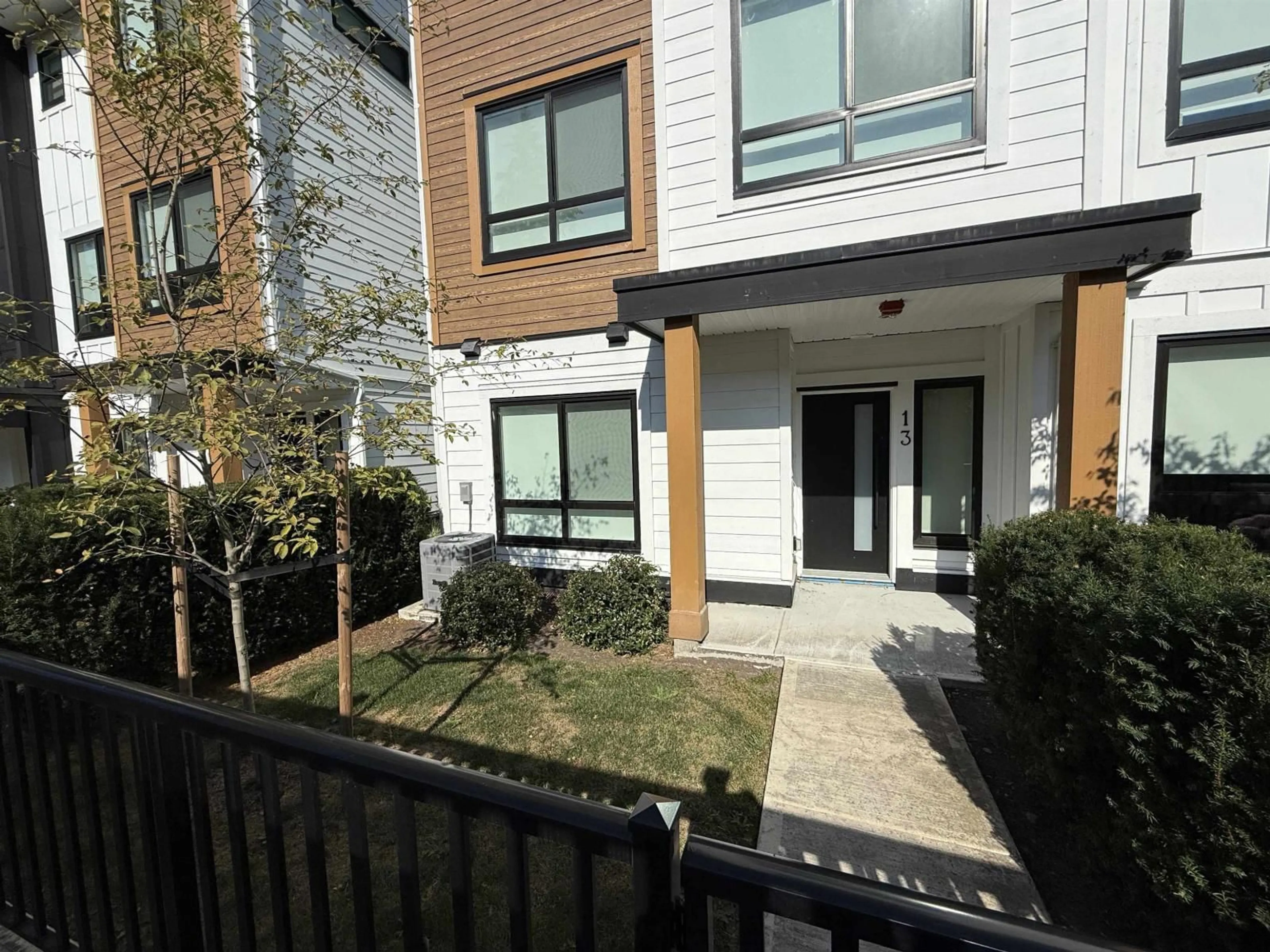 Patio, street for 13 - 17538 100 AVENUE AVENUE, Surrey British Columbia V4N5H1