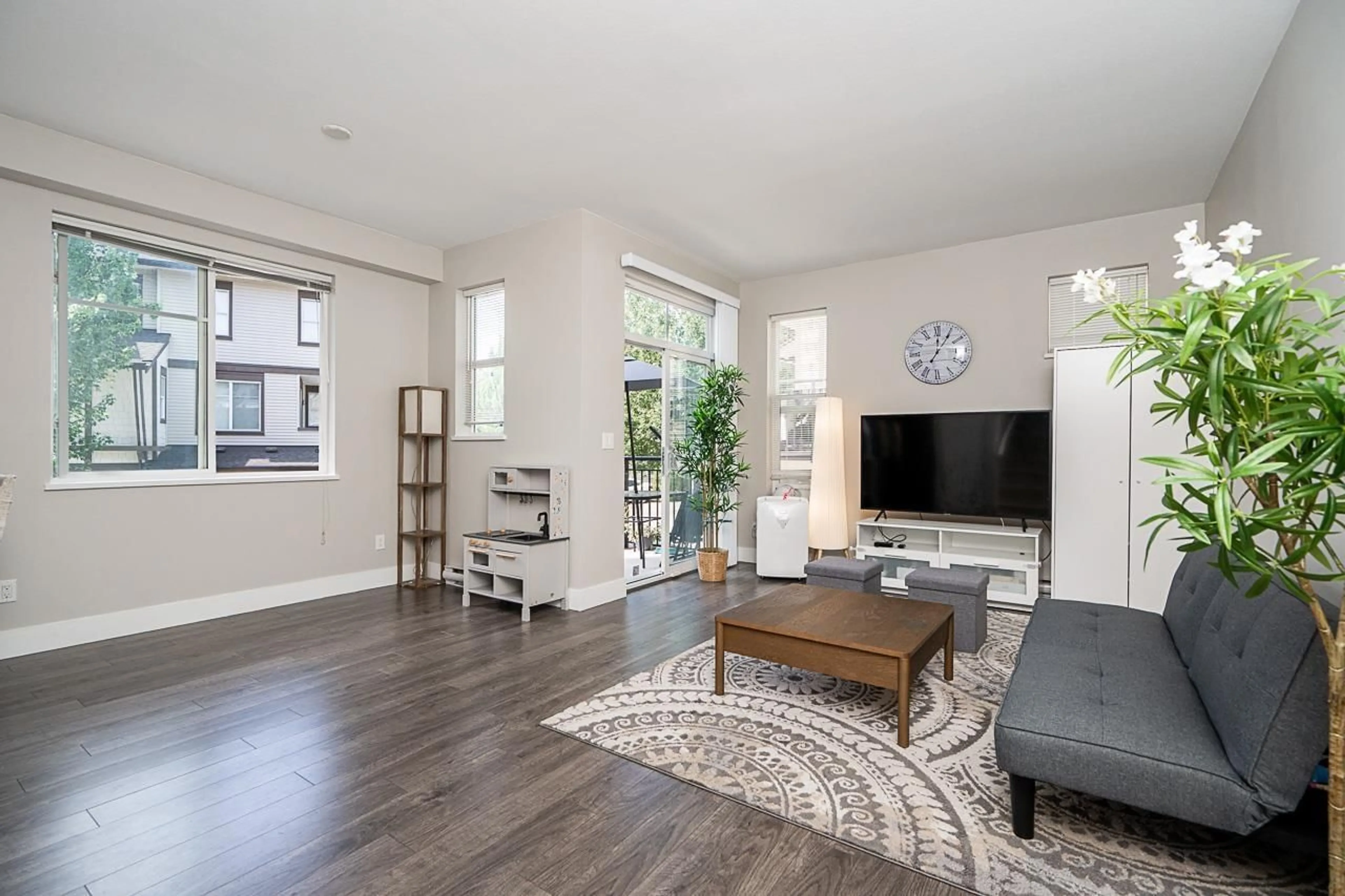 Living room with furniture, unknown for 68 - 19433 68 AVENUE, Surrey British Columbia V4N6M8