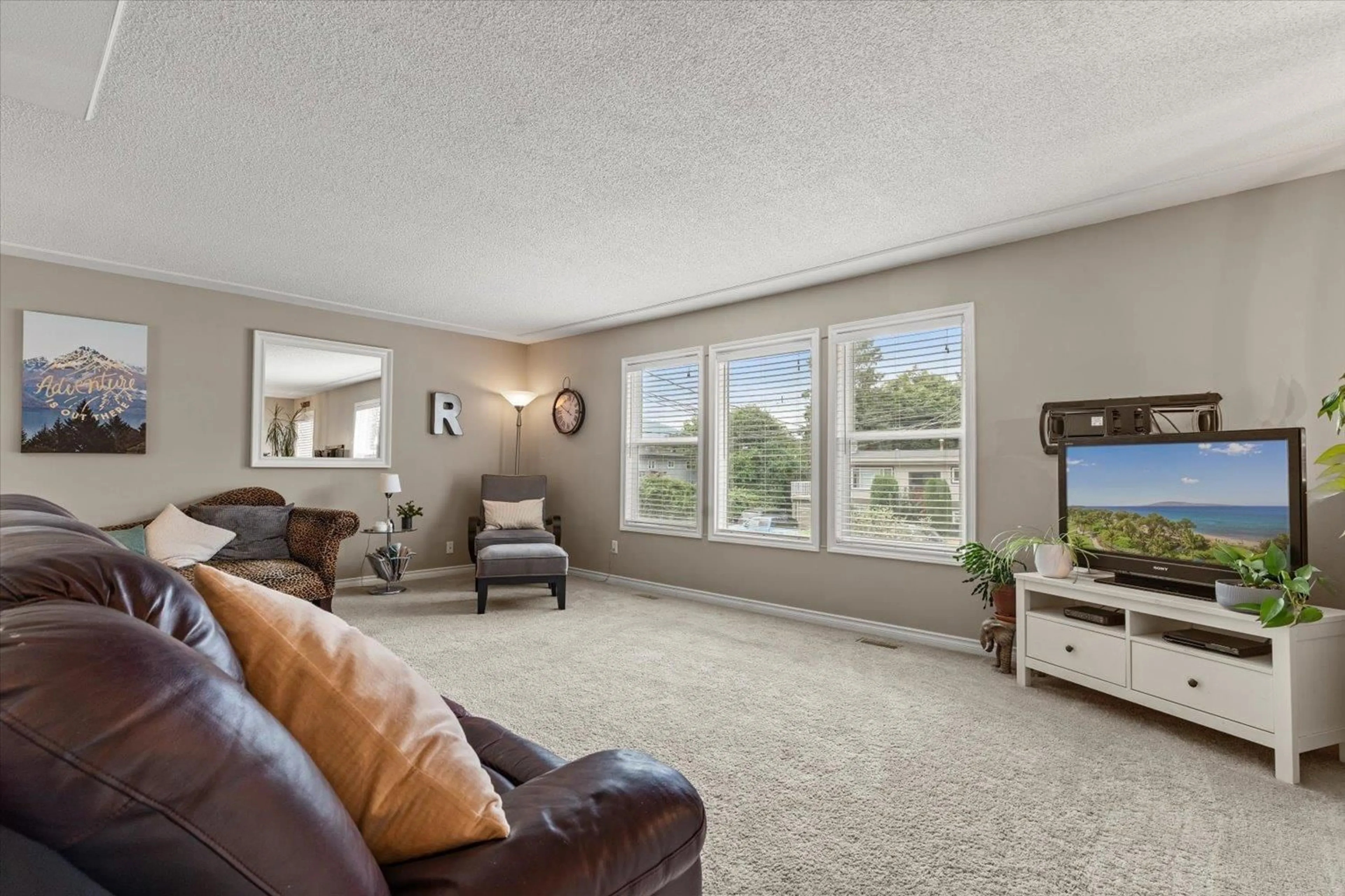 Living room with furniture, unknown for 46359 CHILLIWACK CENTRAL ROAD, Chilliwack British Columbia V2P1J7
