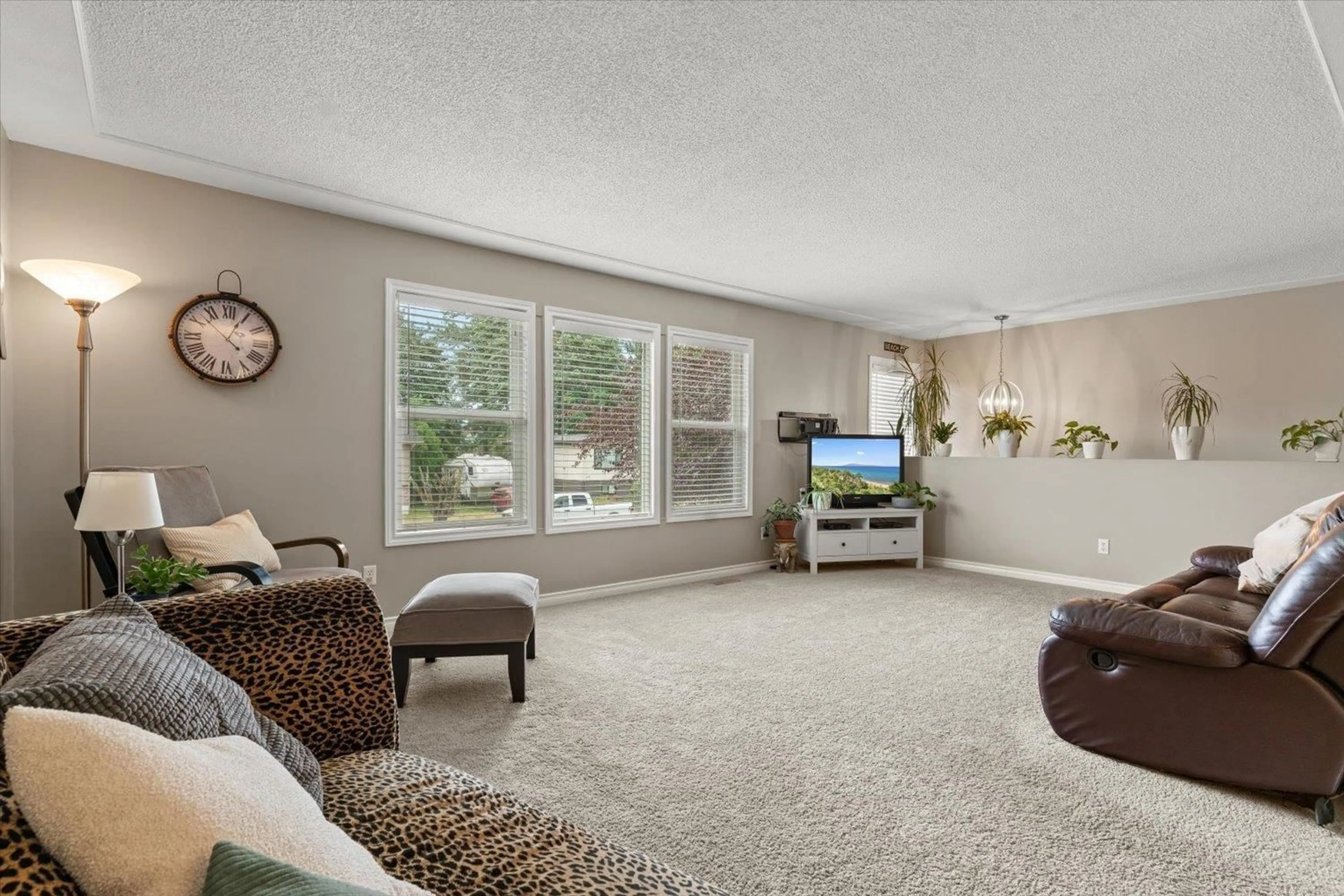 Living room with furniture, carpet floor for 46359 CHILLIWACK CENTRAL ROAD, Chilliwack British Columbia V2P1J7