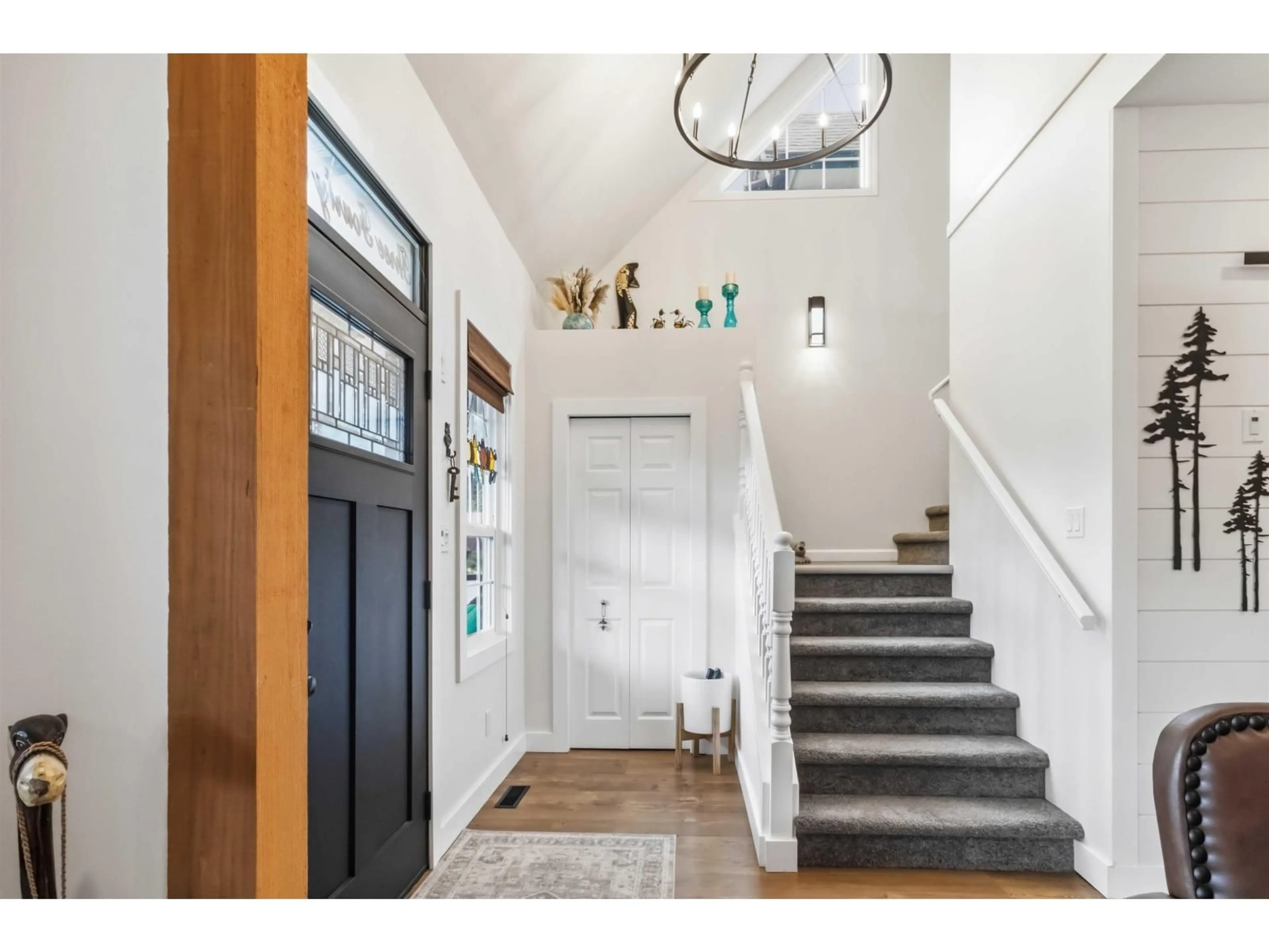 Indoor entryway for 341 CHESTNUT AVENUE, Harrison Hot Springs British Columbia V0M1K0