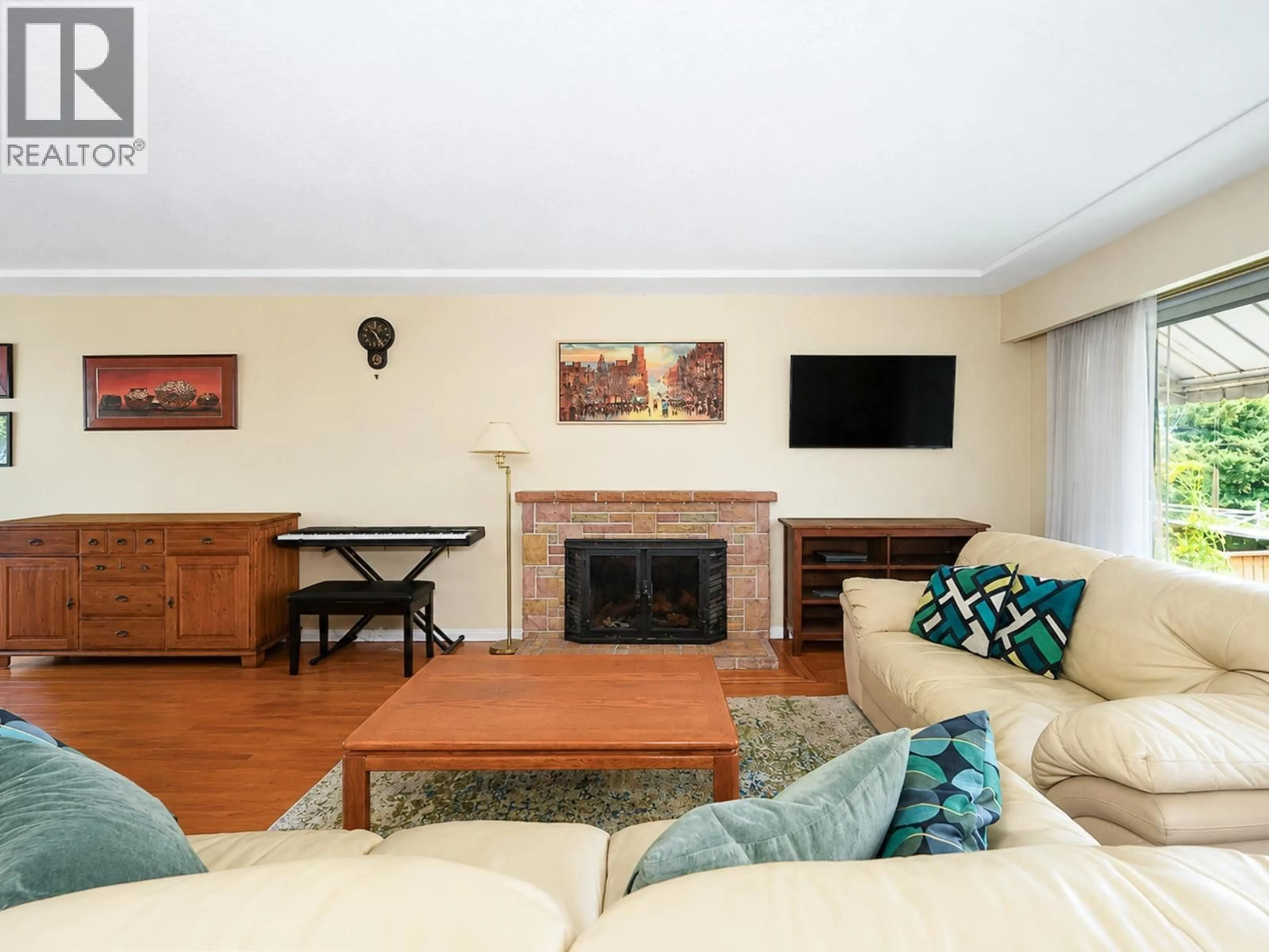 Living room with furniture, wood/laminate floor for 8259 10TH AVENUE, Burnaby British Columbia V3N2S6