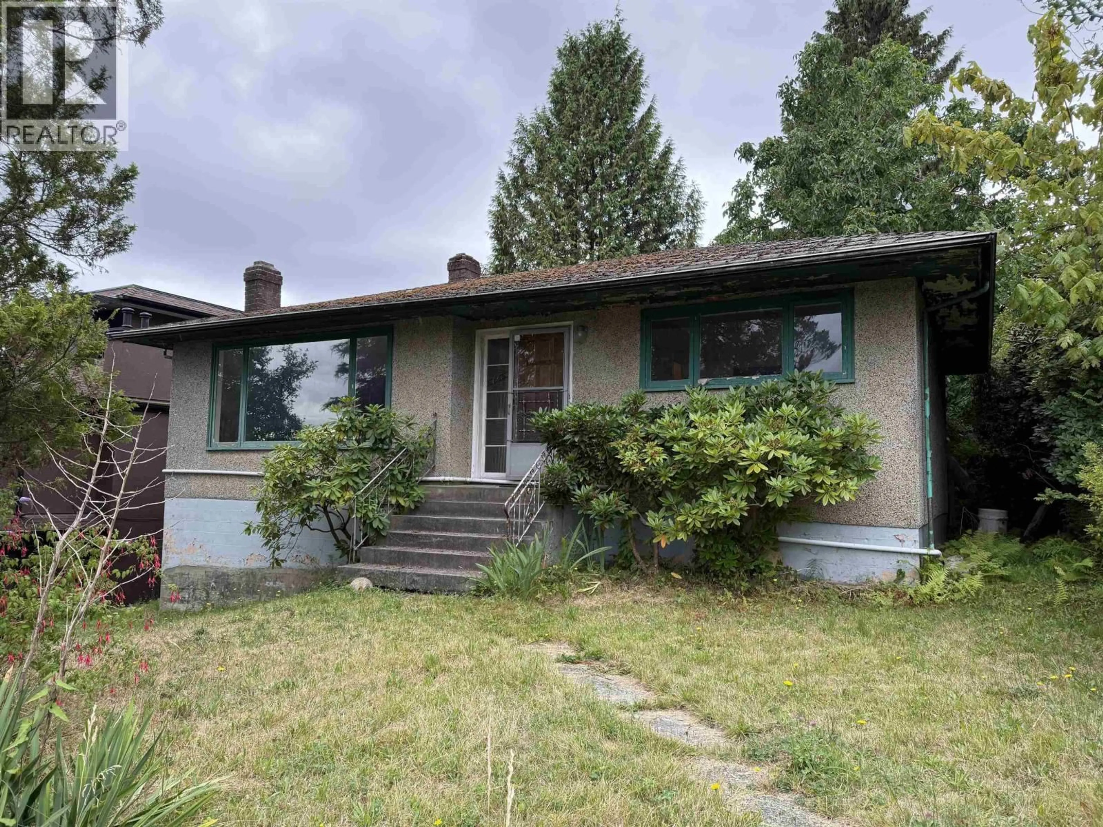 Home with vinyl exterior material, street for 115 HOWARD AVENUE, Burnaby British Columbia V5B1J6