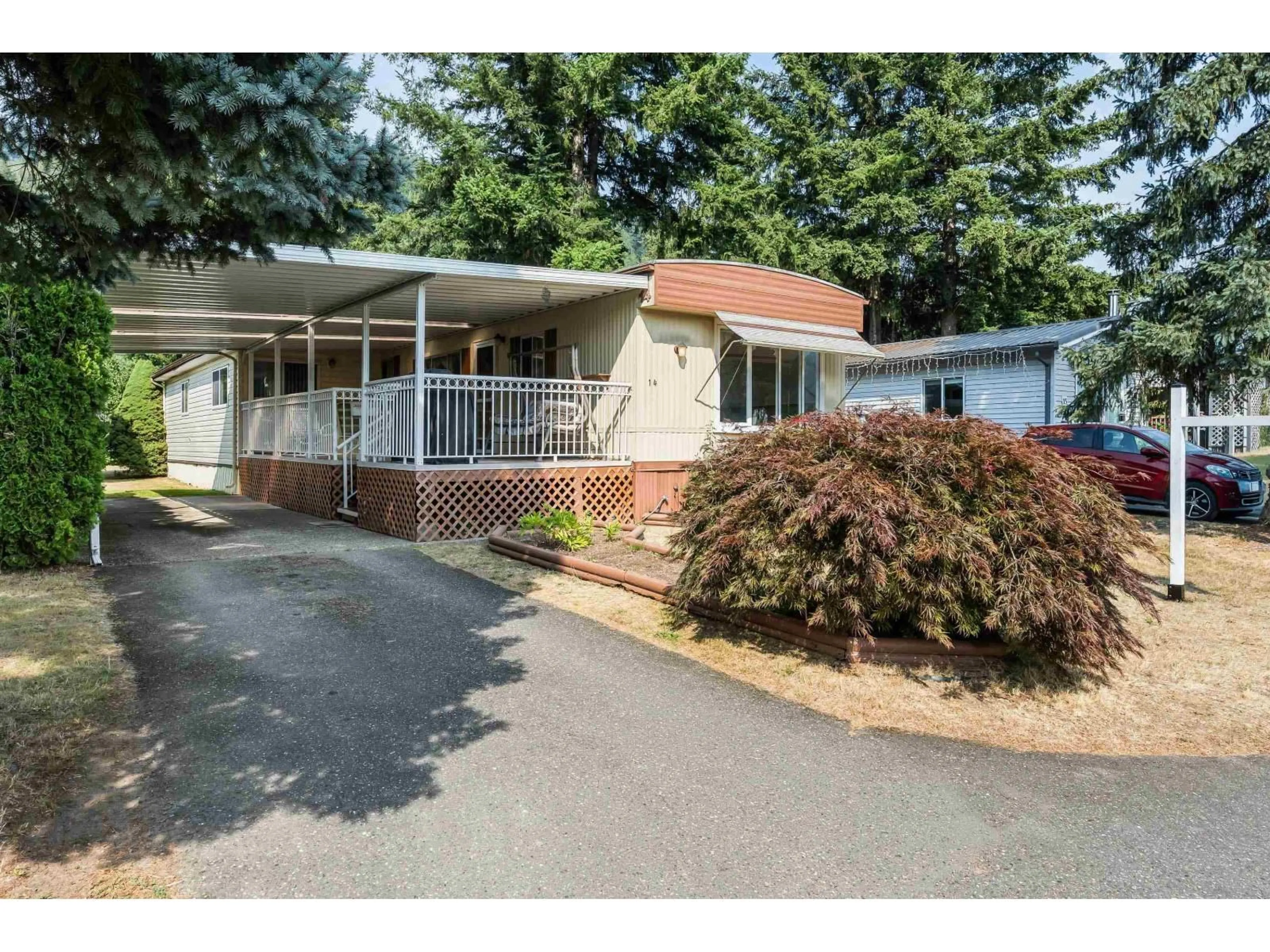 Home with vinyl exterior material, street for 14 - 46484 CHILLIWACK LAKE ROAD, Chilliwack British Columbia V2R3R7