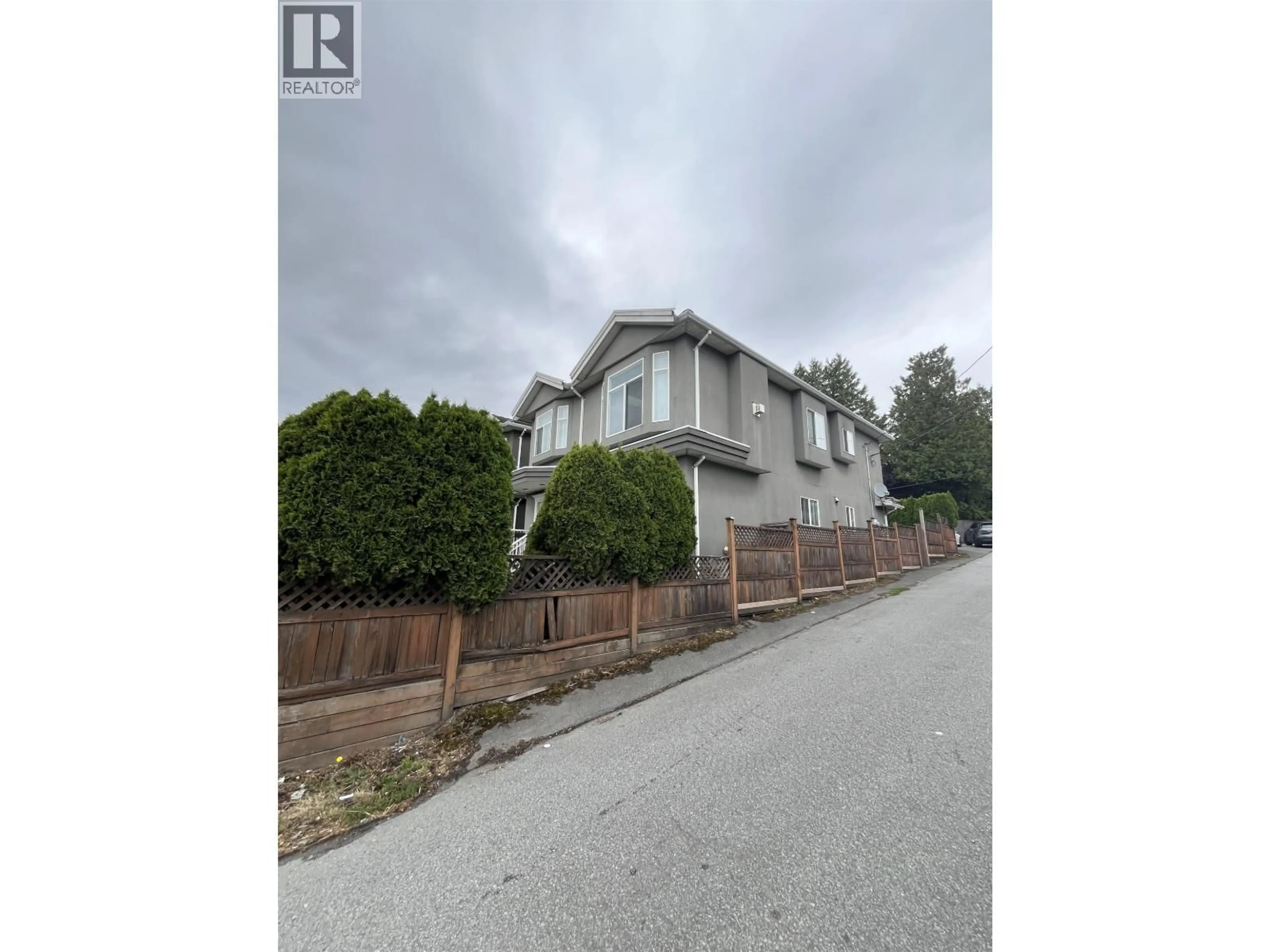 A pic from outside/outdoor area/front of a property/back of a property/a pic from drone, street for 1689 MARINE DRIVE, Vancouver British Columbia V5P2R5