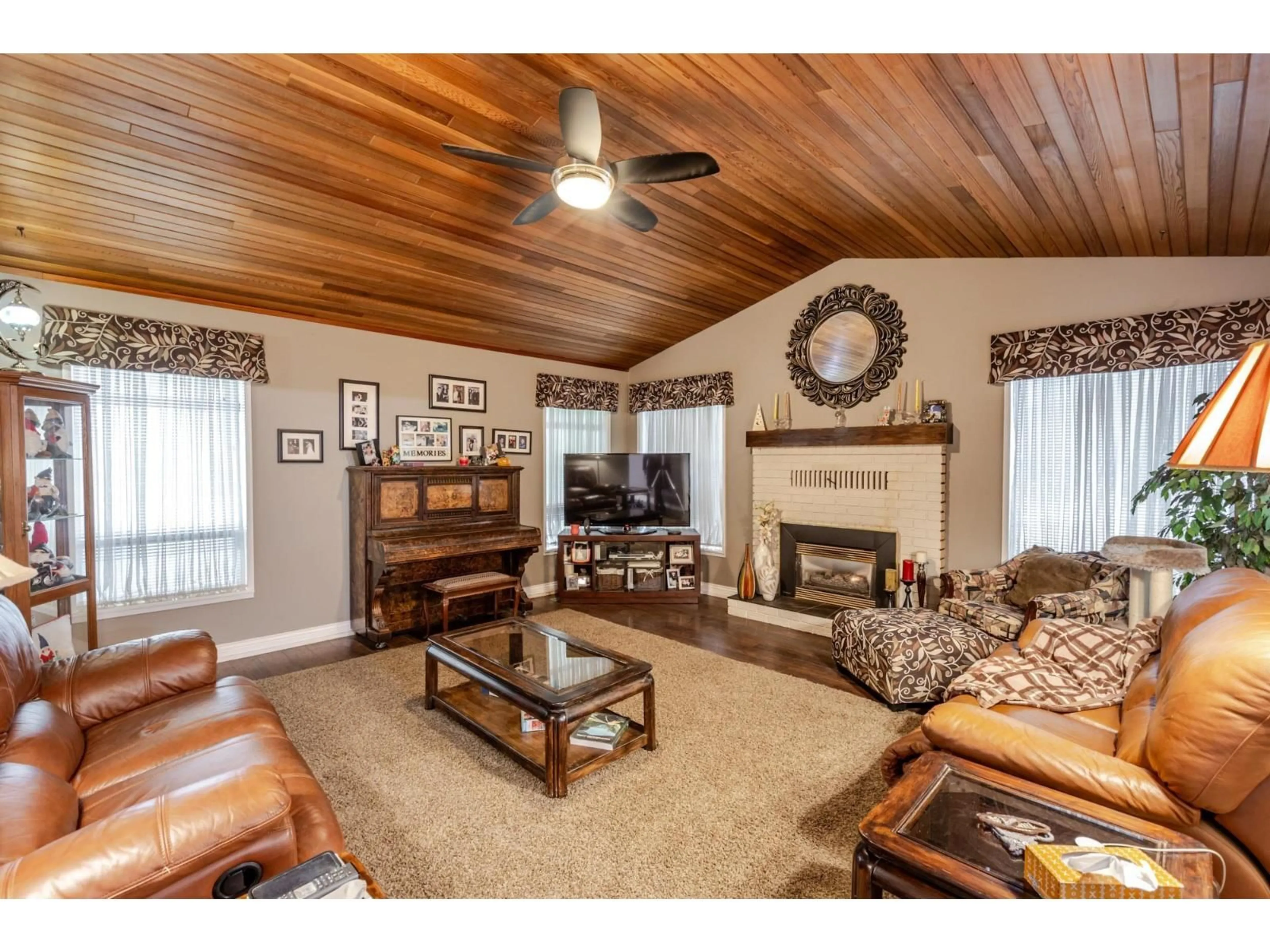 Living room with furniture, wood/laminate floor for 7262 209A STREET, Langley British Columbia V2Y2E4