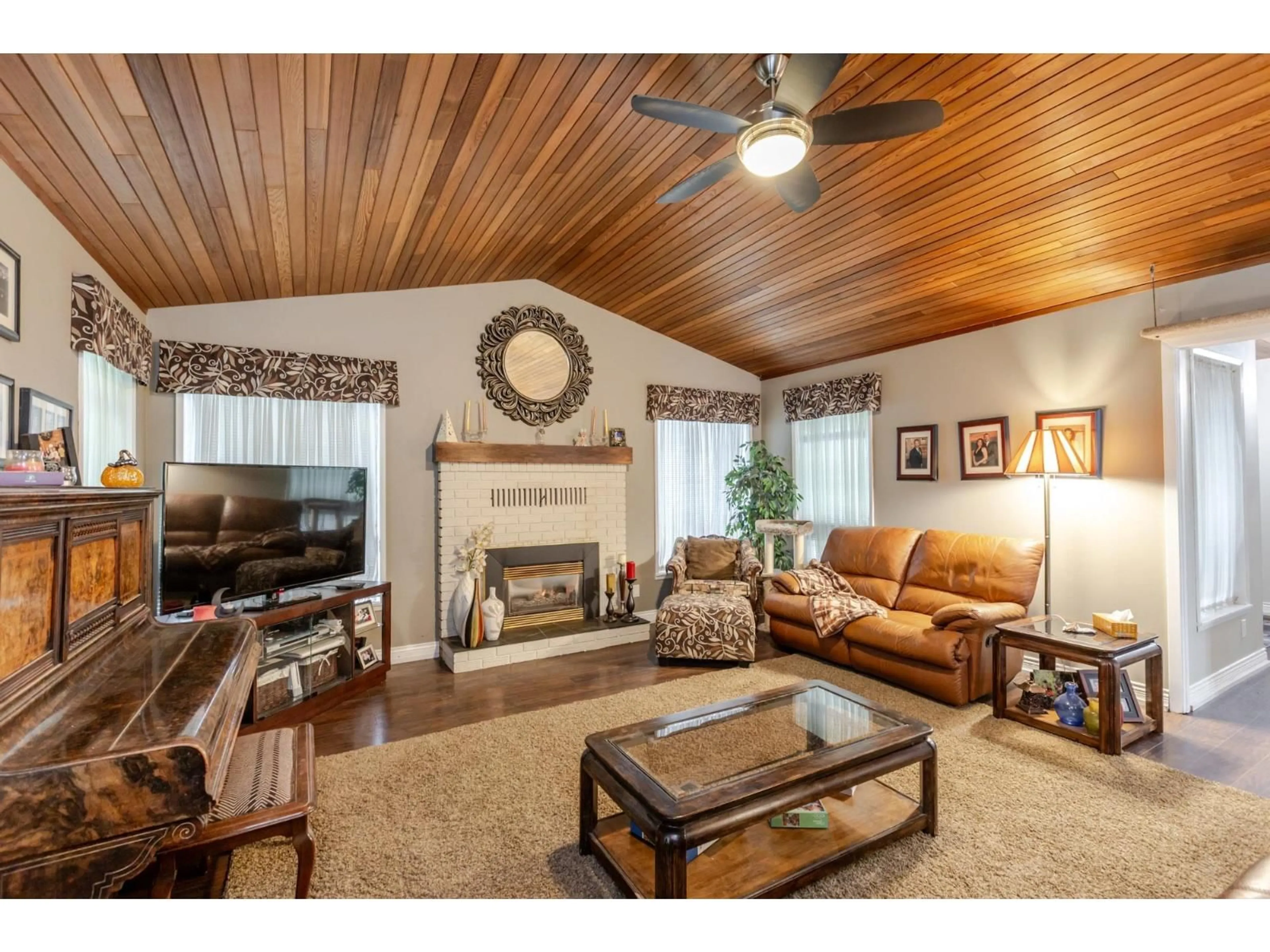 Living room with furniture, wood/laminate floor for 7262 209A STREET, Langley British Columbia V2Y2E4