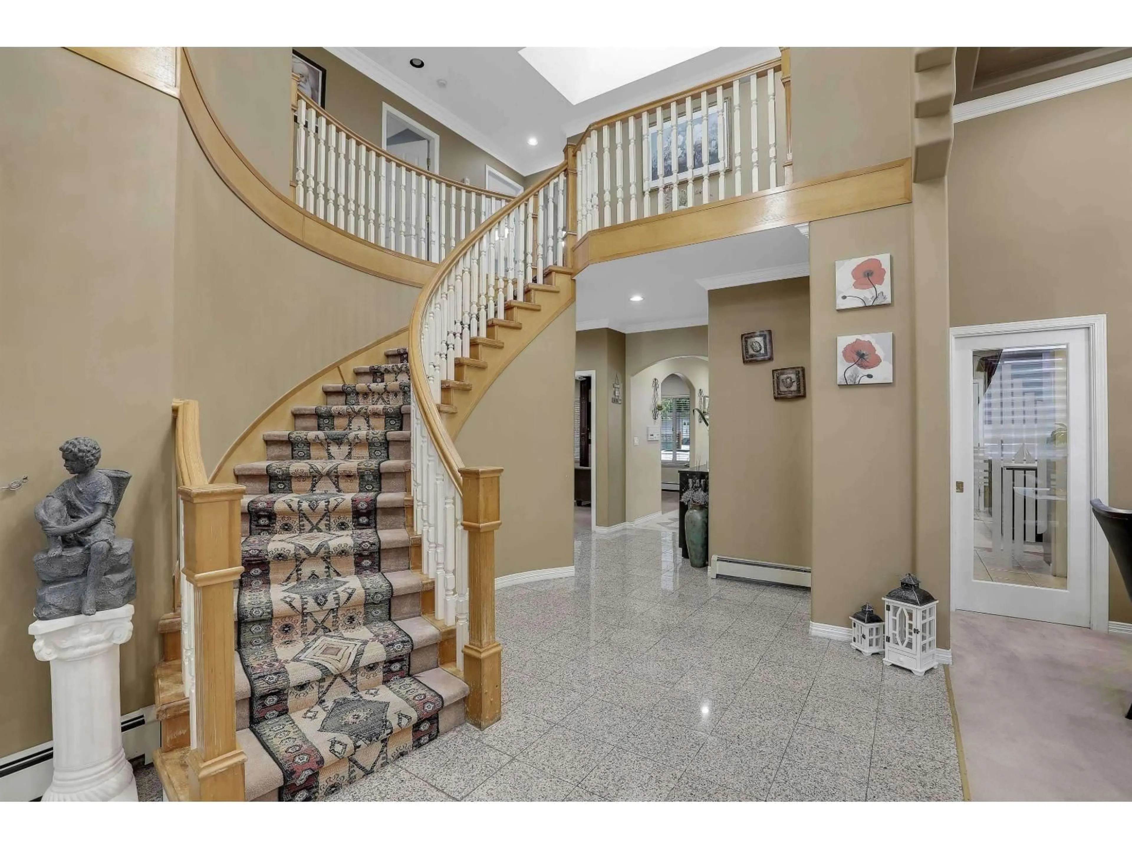Indoor foyer for 6125 132A STREET, Surrey British Columbia V3X3J6