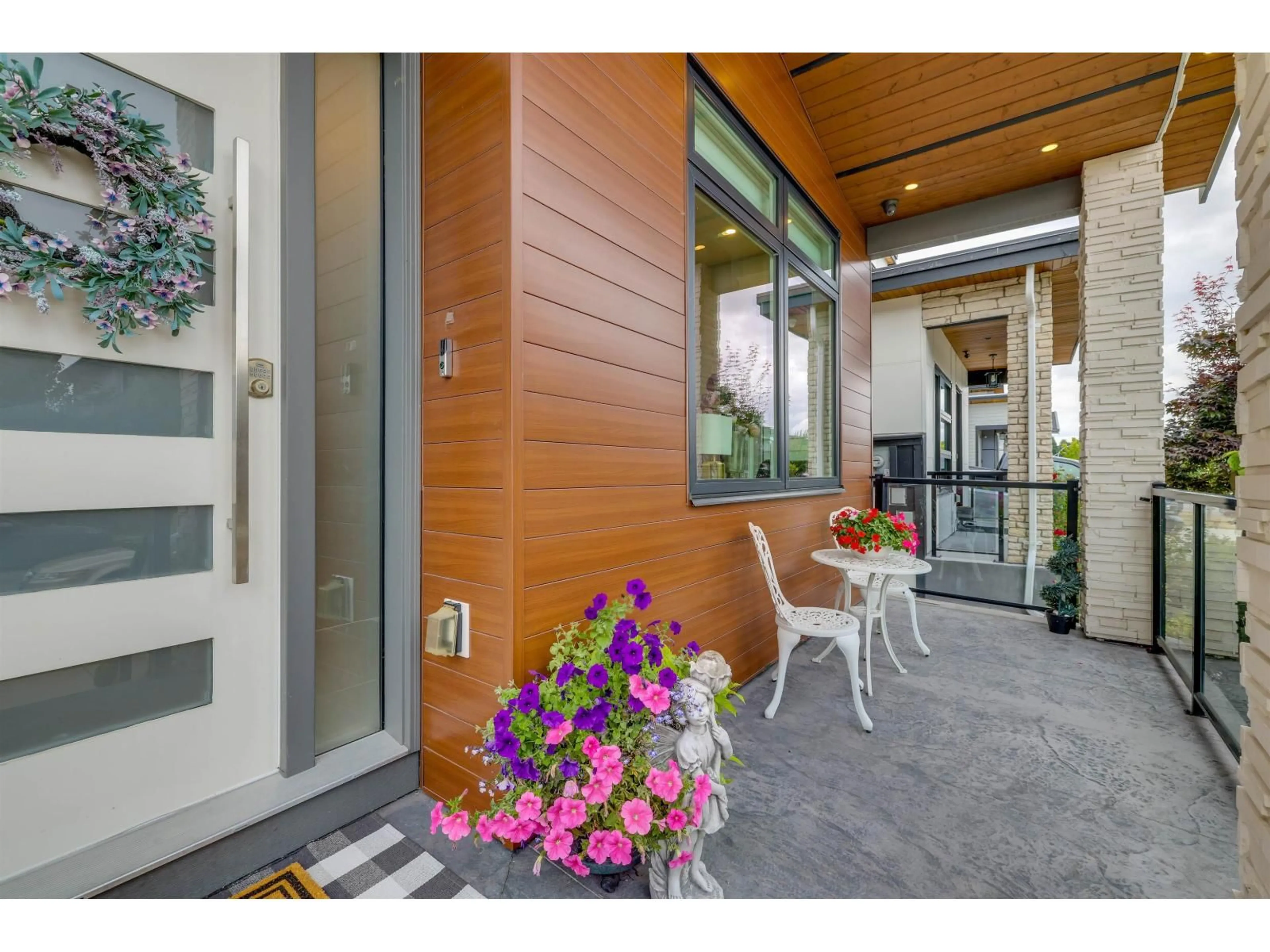 Indoor entryway for 16643 18B AVENUE, Surrey British Columbia V3Z1A2