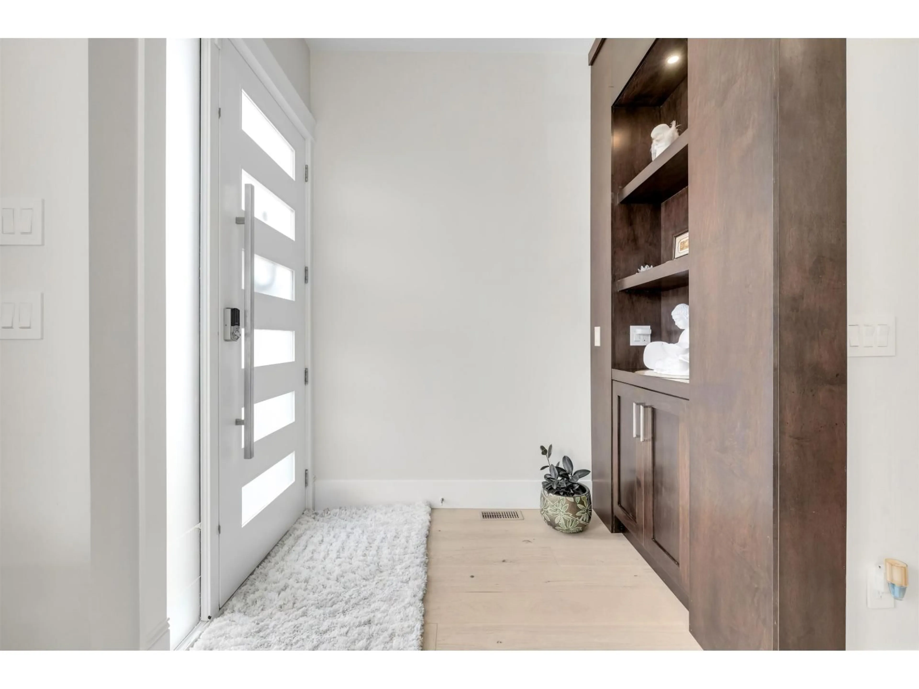 Indoor entryway for 16643 18B AVENUE, Surrey British Columbia V3Z1A2