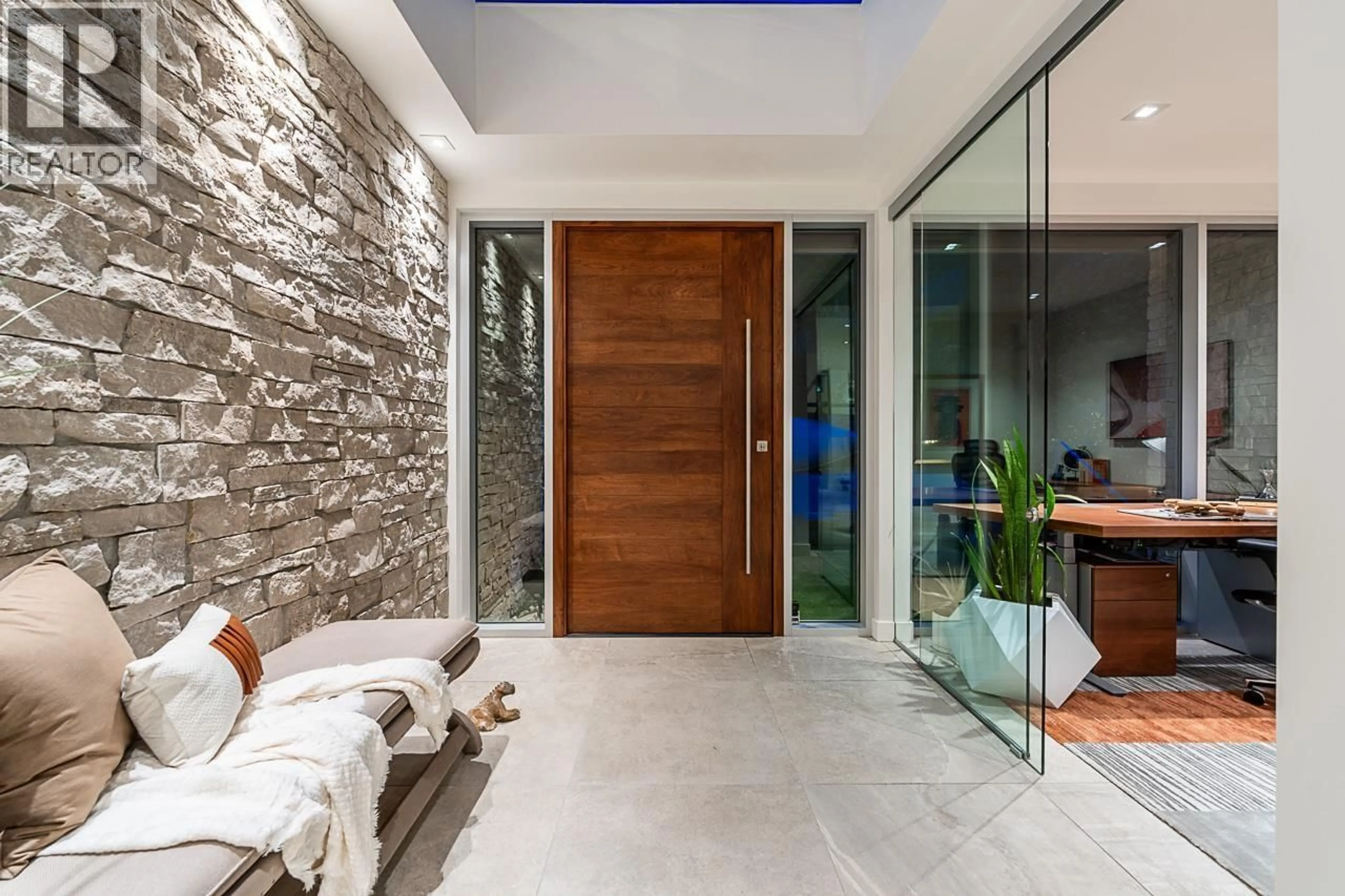 Indoor entryway for 53 BRUNSWICK BEACH ROAD, Lions Bay British Columbia V0N2E0