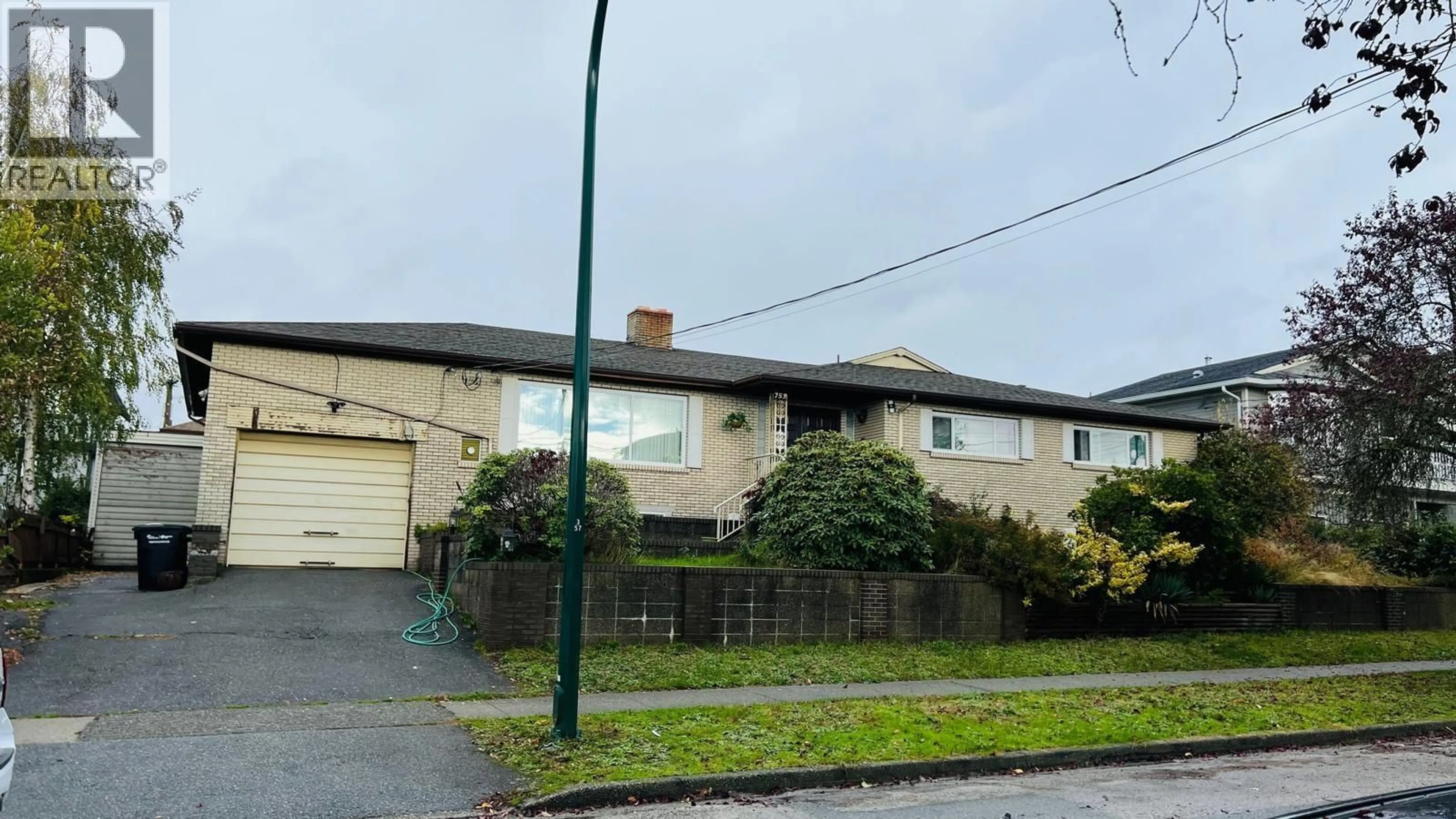 A pic from outside/outdoor area/front of a property/back of a property/a pic from drone, street for 753 55TH AVENUE, Vancouver British Columbia V5X1N8