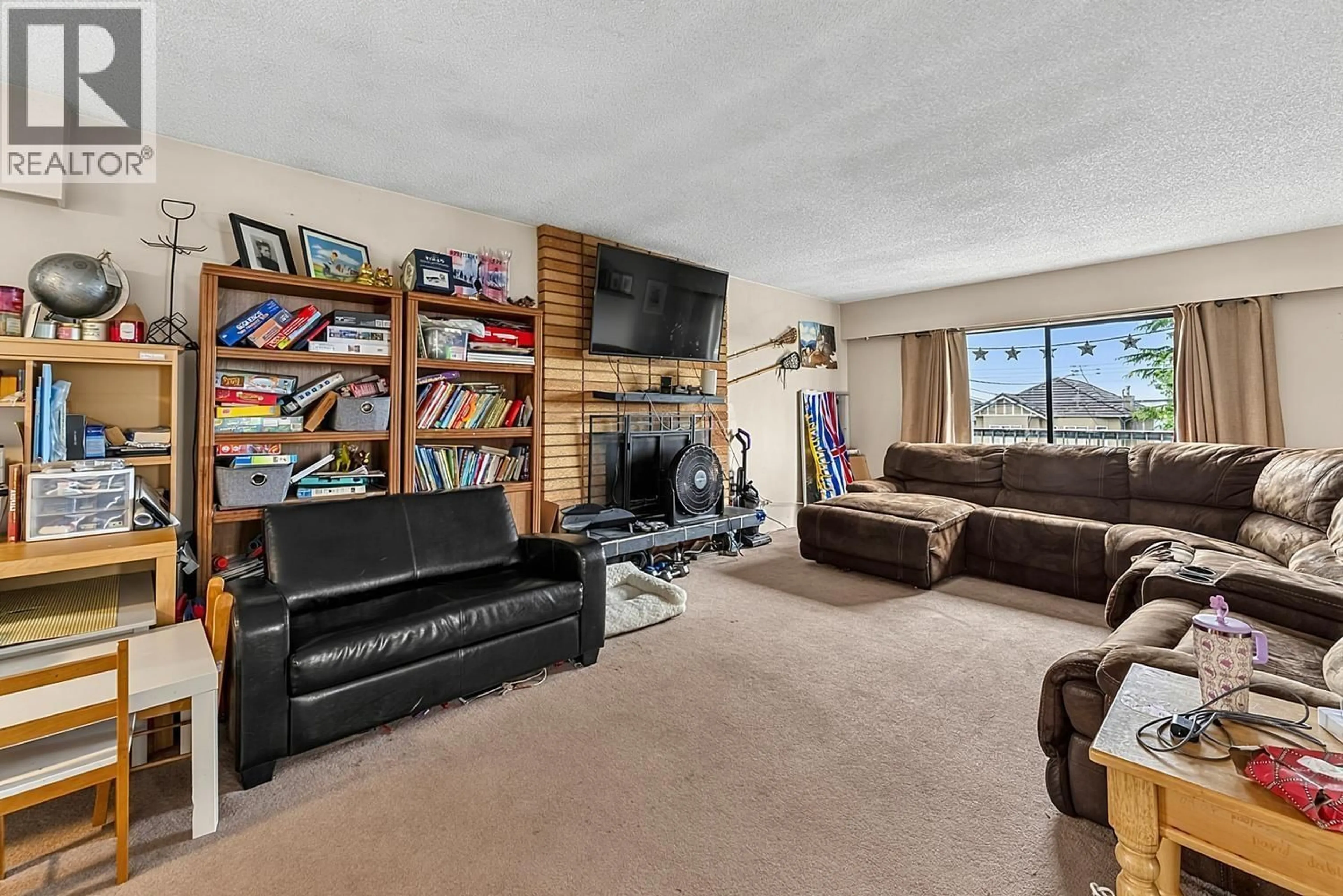 Living room with furniture, unknown for 5343 NEVILLE STREET, Burnaby British Columbia V5J2H6