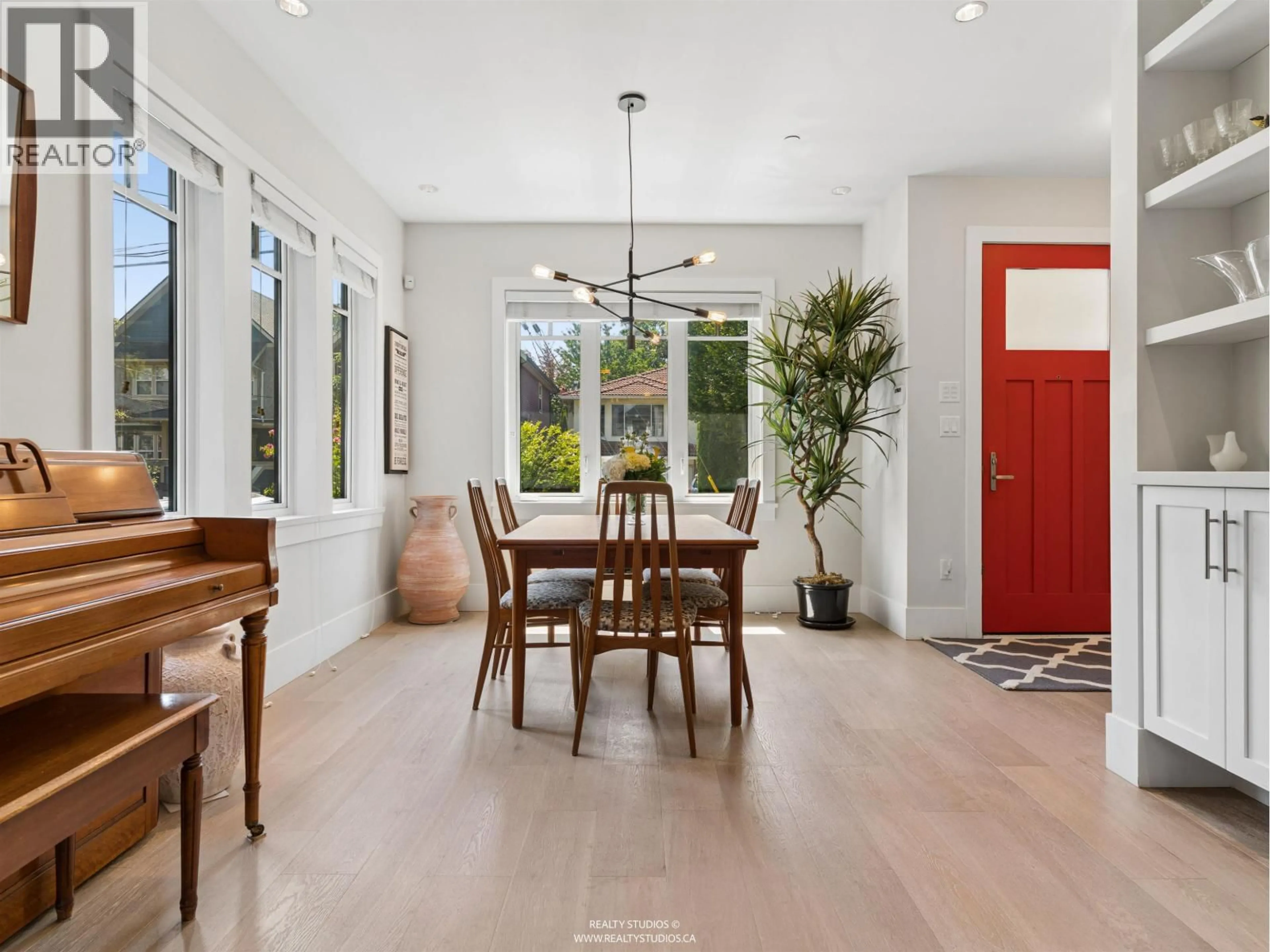 Indoor entryway for 119 27TH AVENUE, Vancouver British Columbia V5V2K5