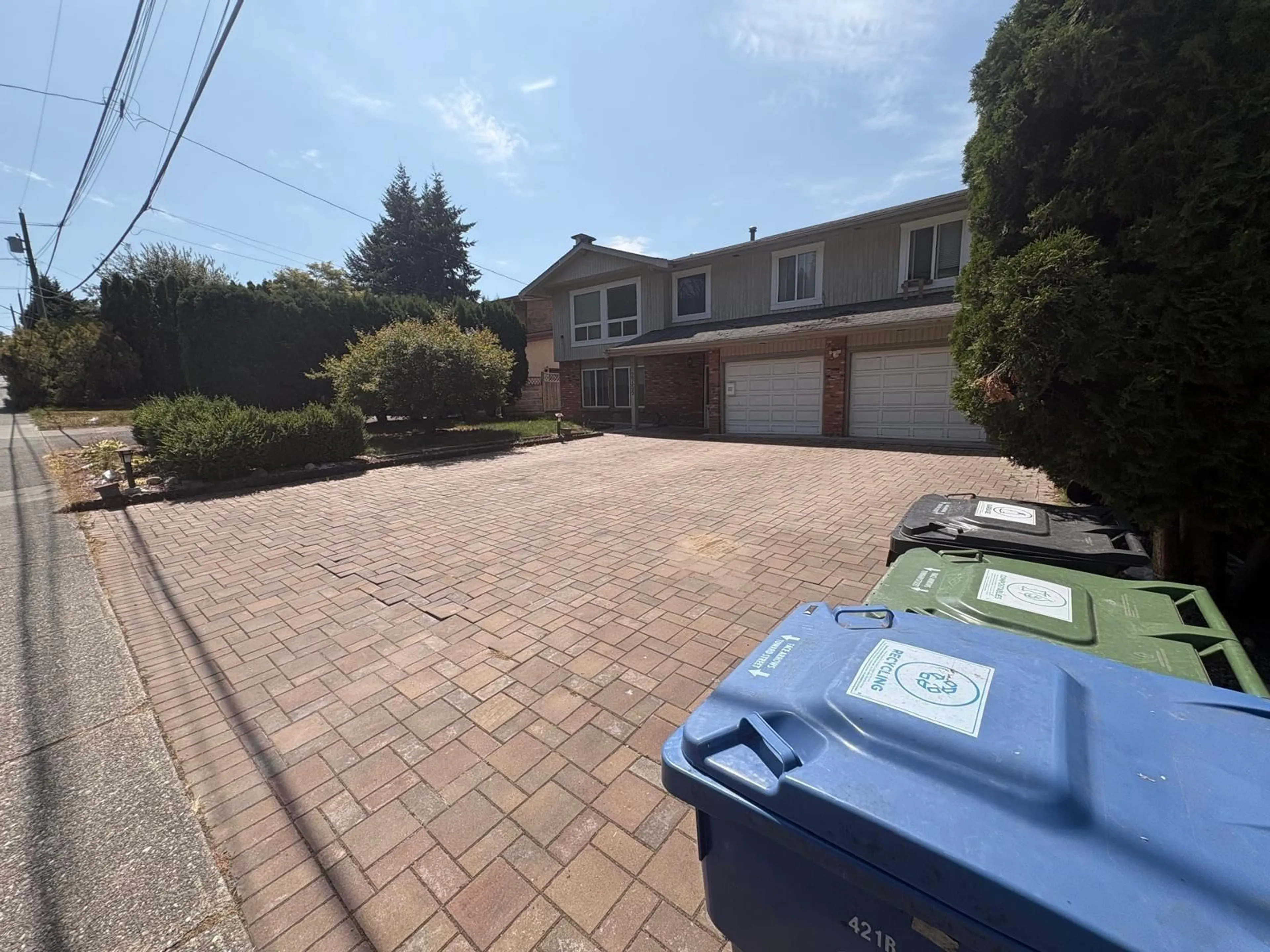 A pic from outside/outdoor area/front of a property/back of a property/a pic from drone, street for 2755 SPRINGHILL STREET, Abbotsford British Columbia V2T3V8