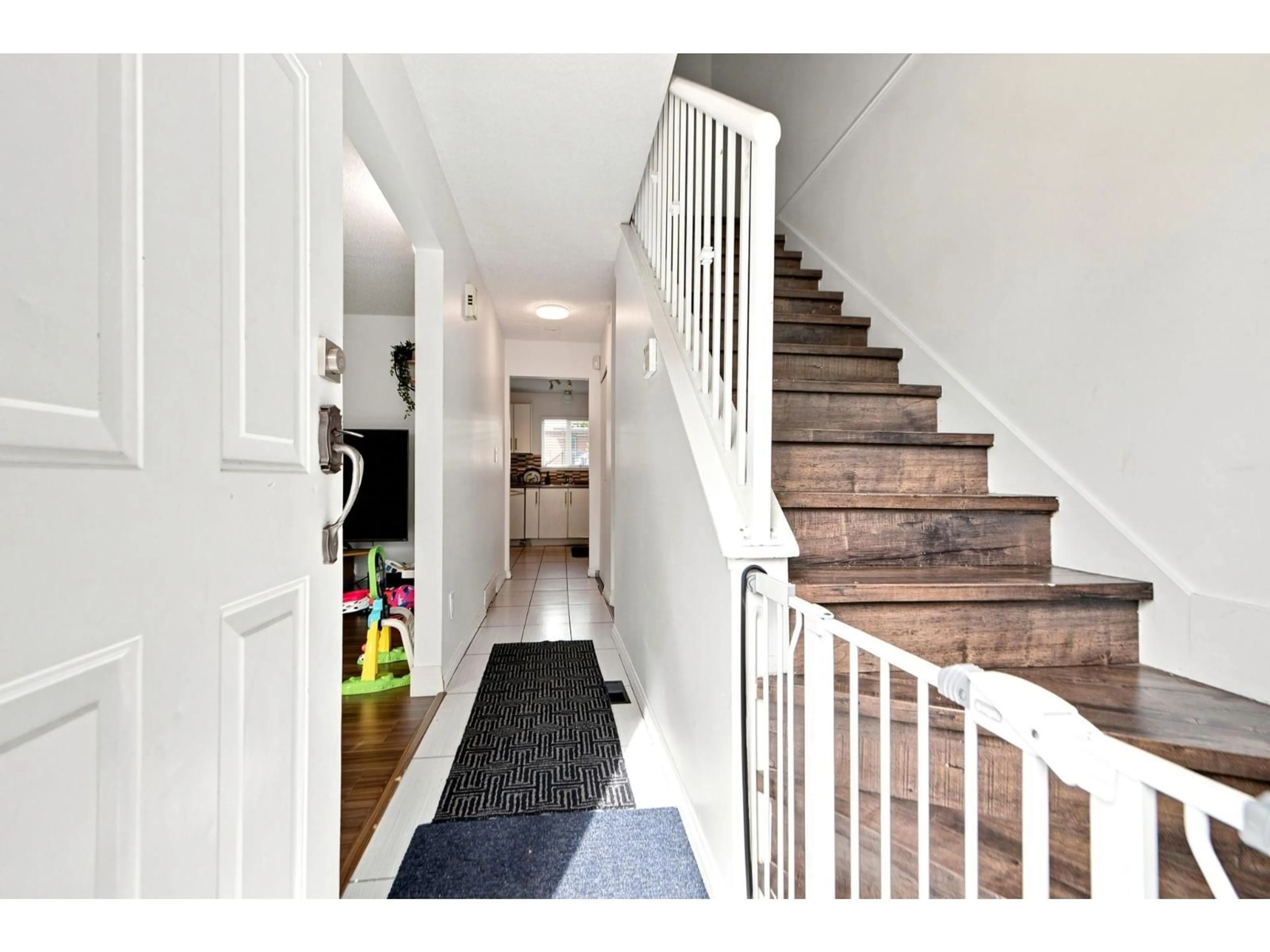 Indoor entryway for 9443 132A STREET, Surrey British Columbia V3V6W3