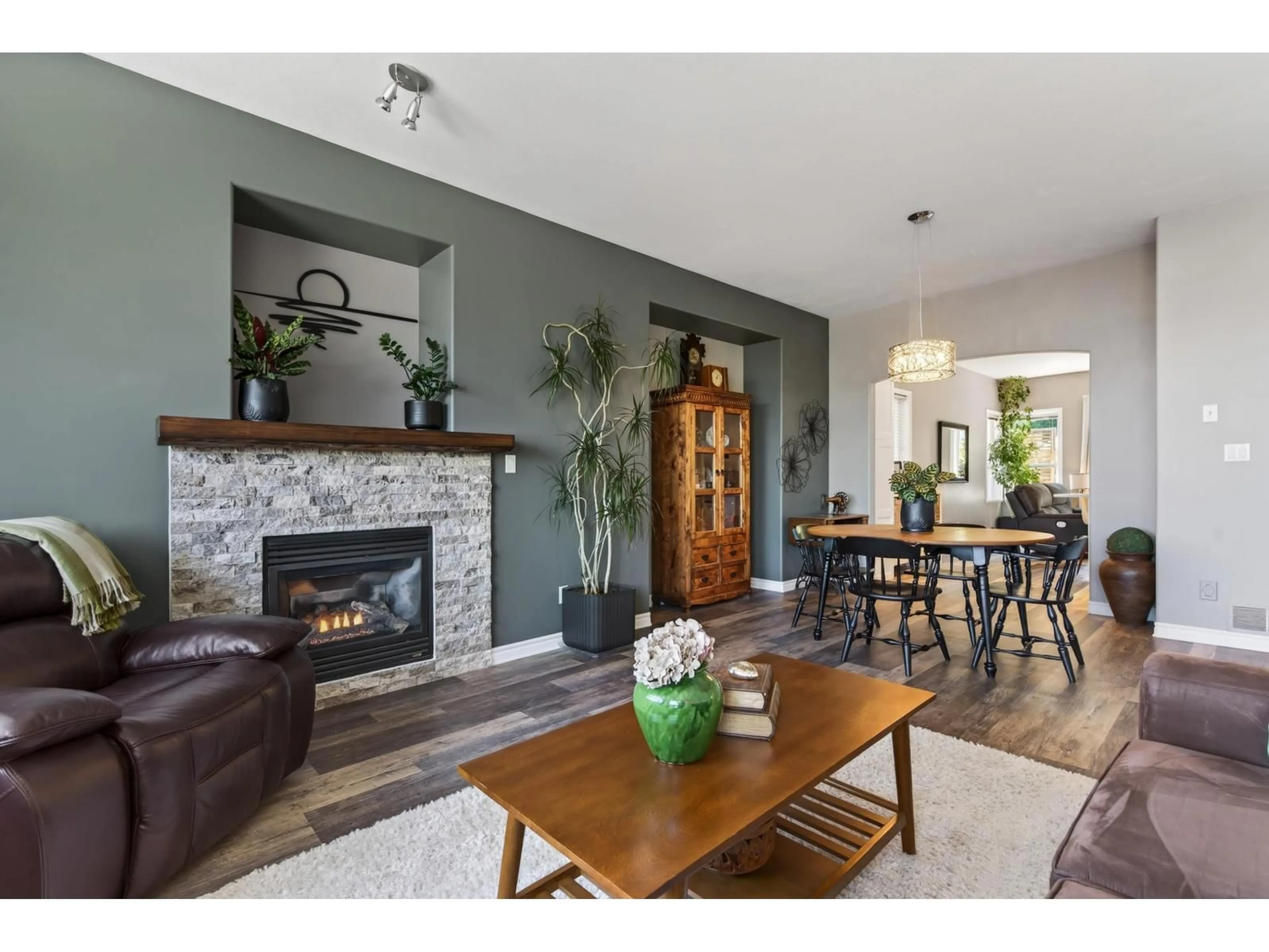Living room with furniture, wood/laminate floor for 46466 ARMSTRONG PLACE, Chilliwack British Columbia V2R5W4