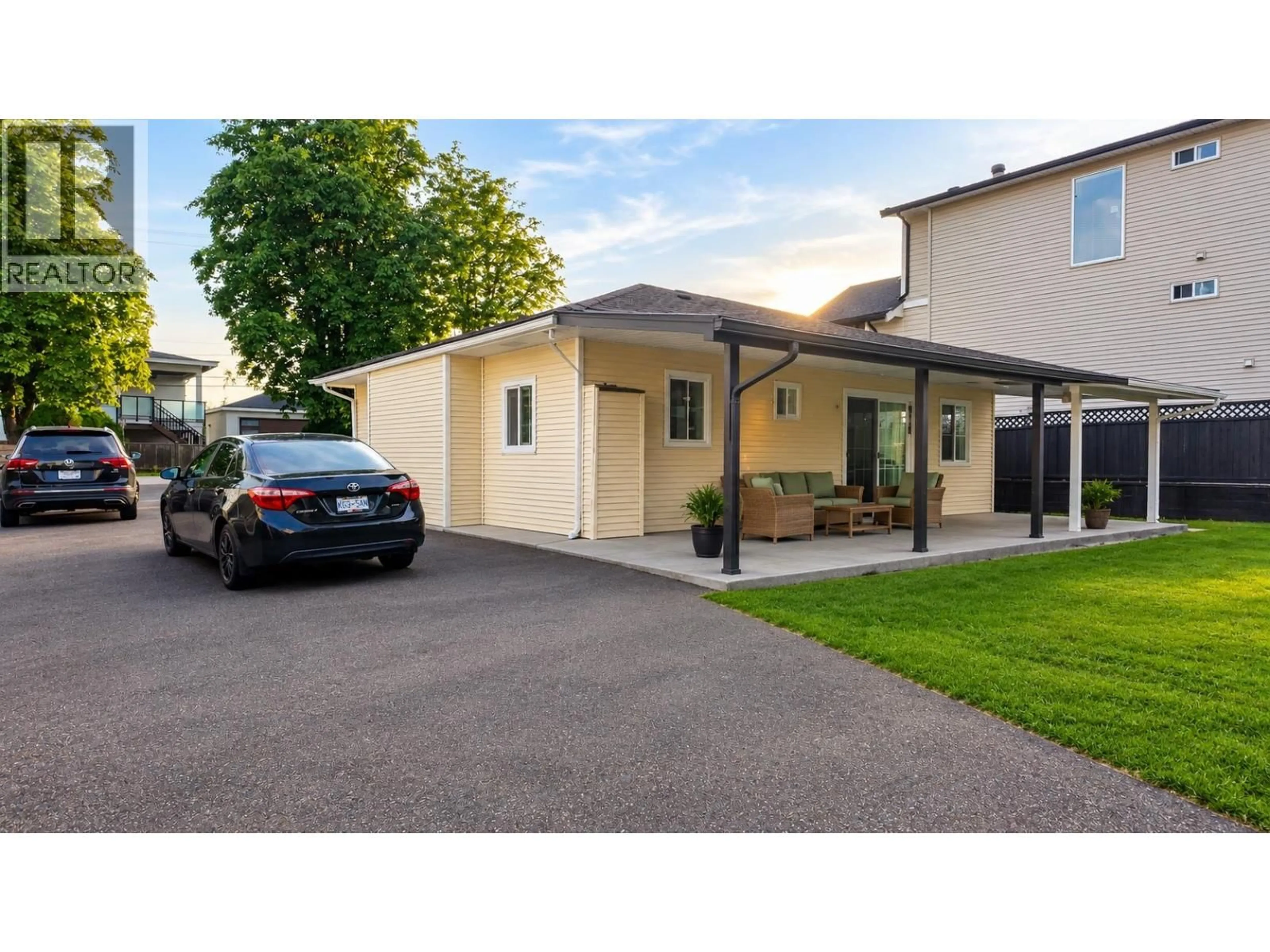 Home with vinyl exterior material, street for 309 JOHNSTON STREET, New Westminster British Columbia V3M5H4