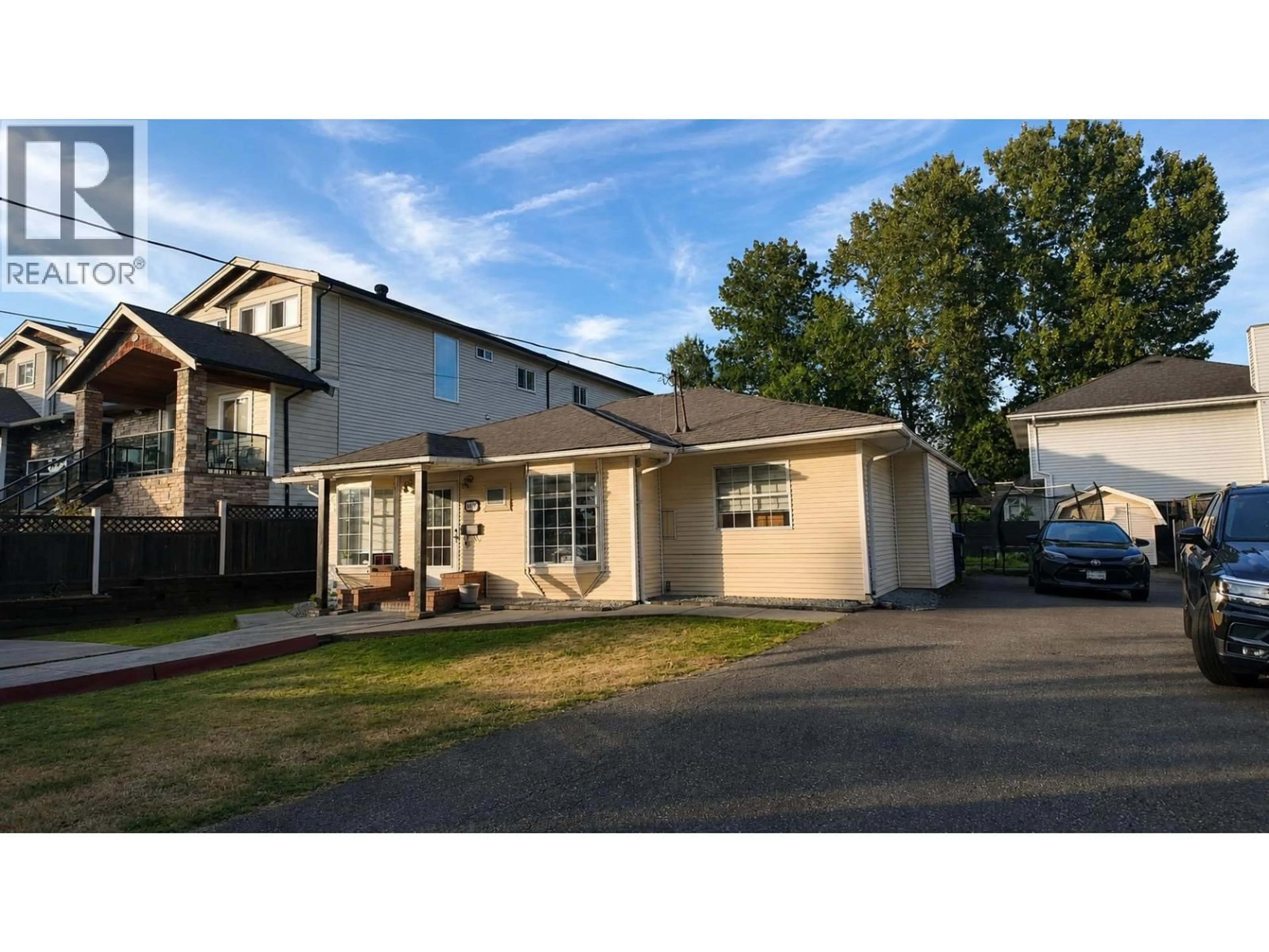 Home with vinyl exterior material, street for 309 JOHNSTON STREET, New Westminster British Columbia V3M5H4