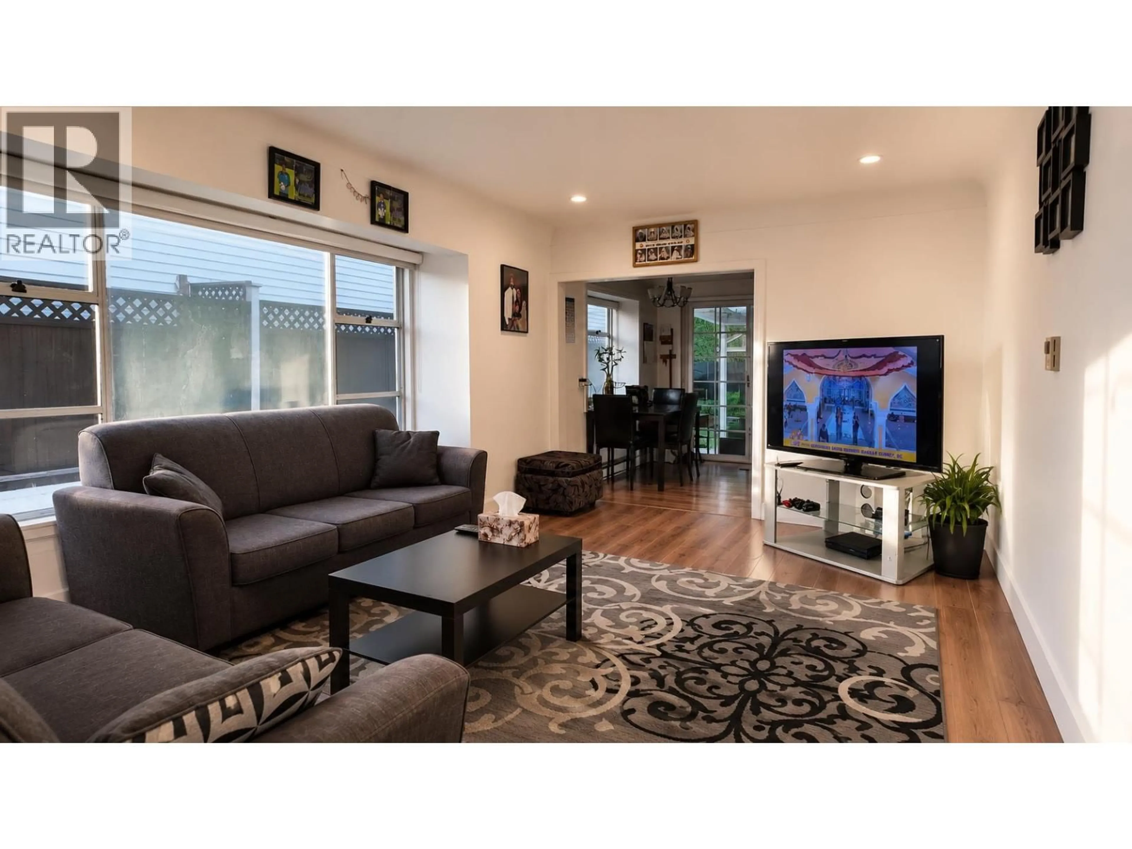 Living room with furniture, wood/laminate floor for 309 JOHNSTON STREET, New Westminster British Columbia V3M5H4