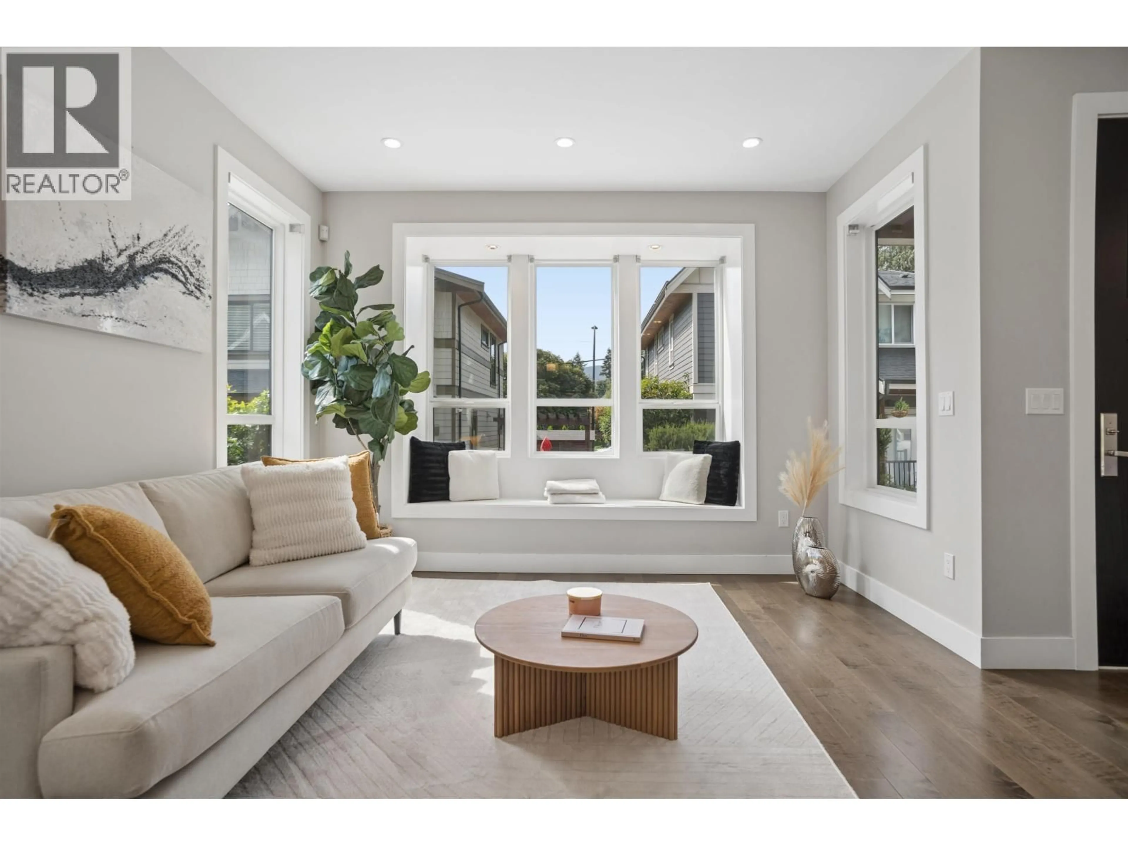 Living room with furniture, unknown for 2020 CARSON COURT, North Vancouver British Columbia V7M0E1
