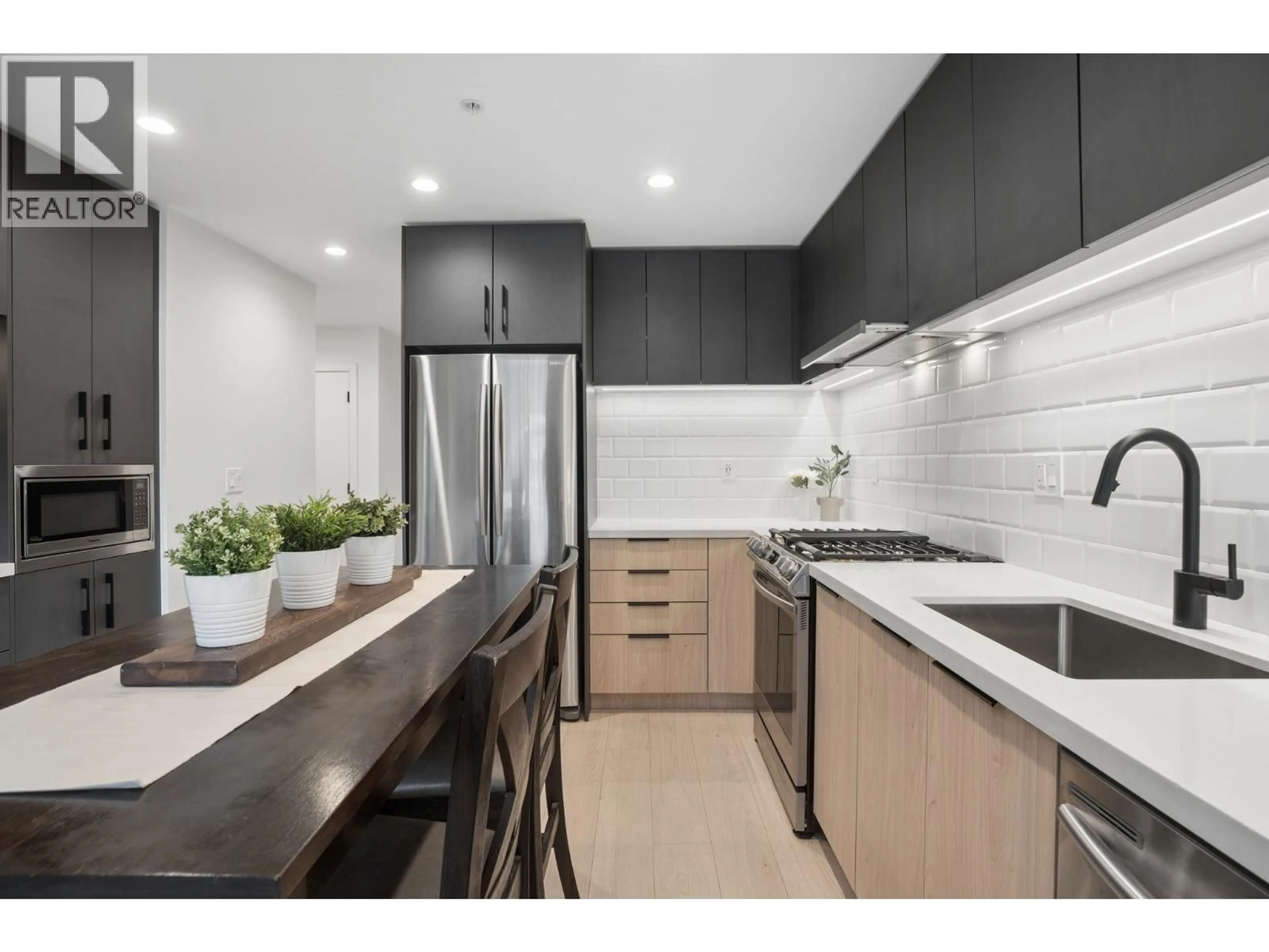 Contemporary kitchen, unknown for 413 - 3038 ST GEORGE STREET, Port Moody British Columbia V3H0L3
