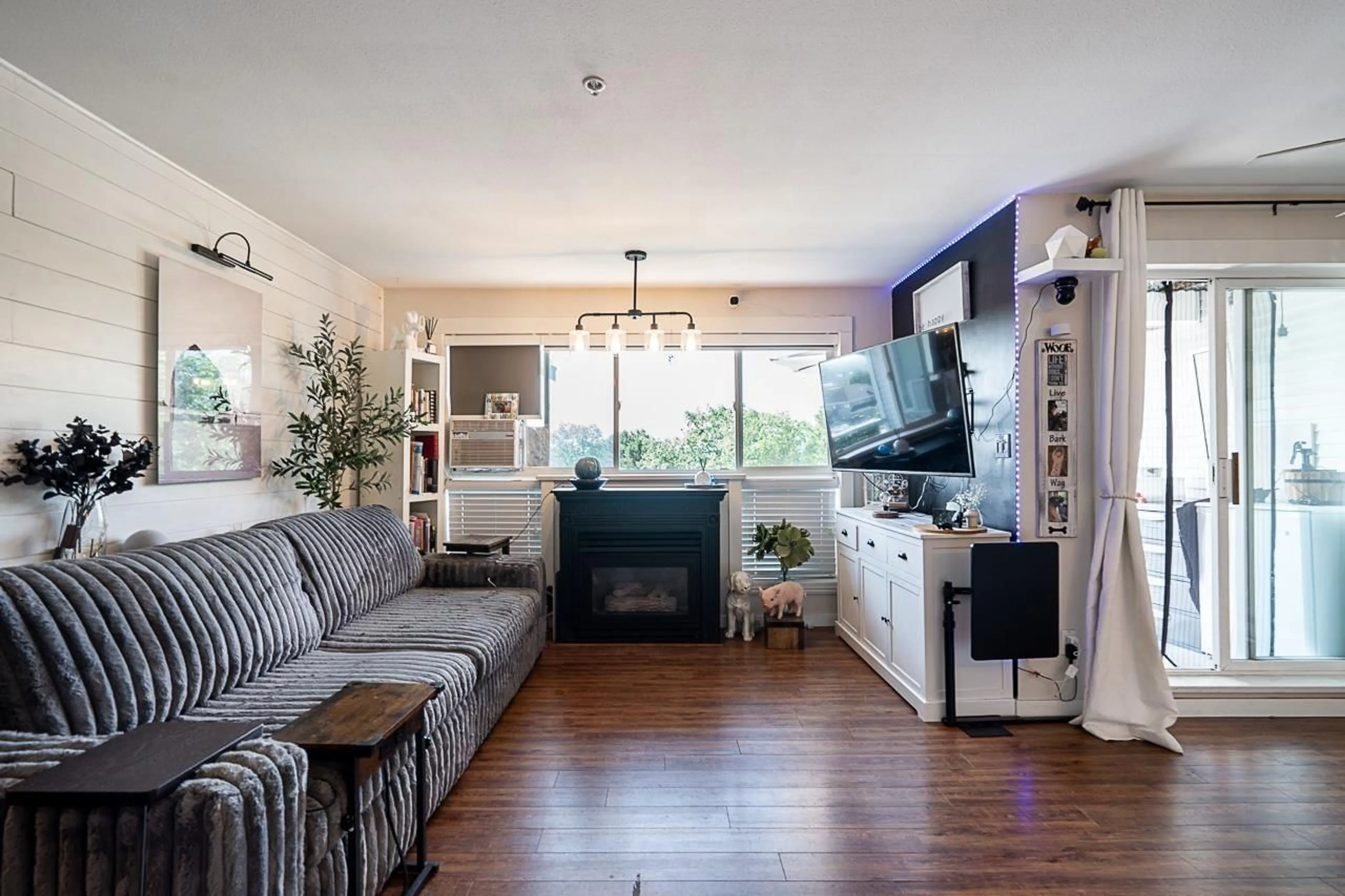 Living room with furniture, wood/laminate floor for 408 - 6390 196 STREET, Langley British Columbia V2Y1J2
