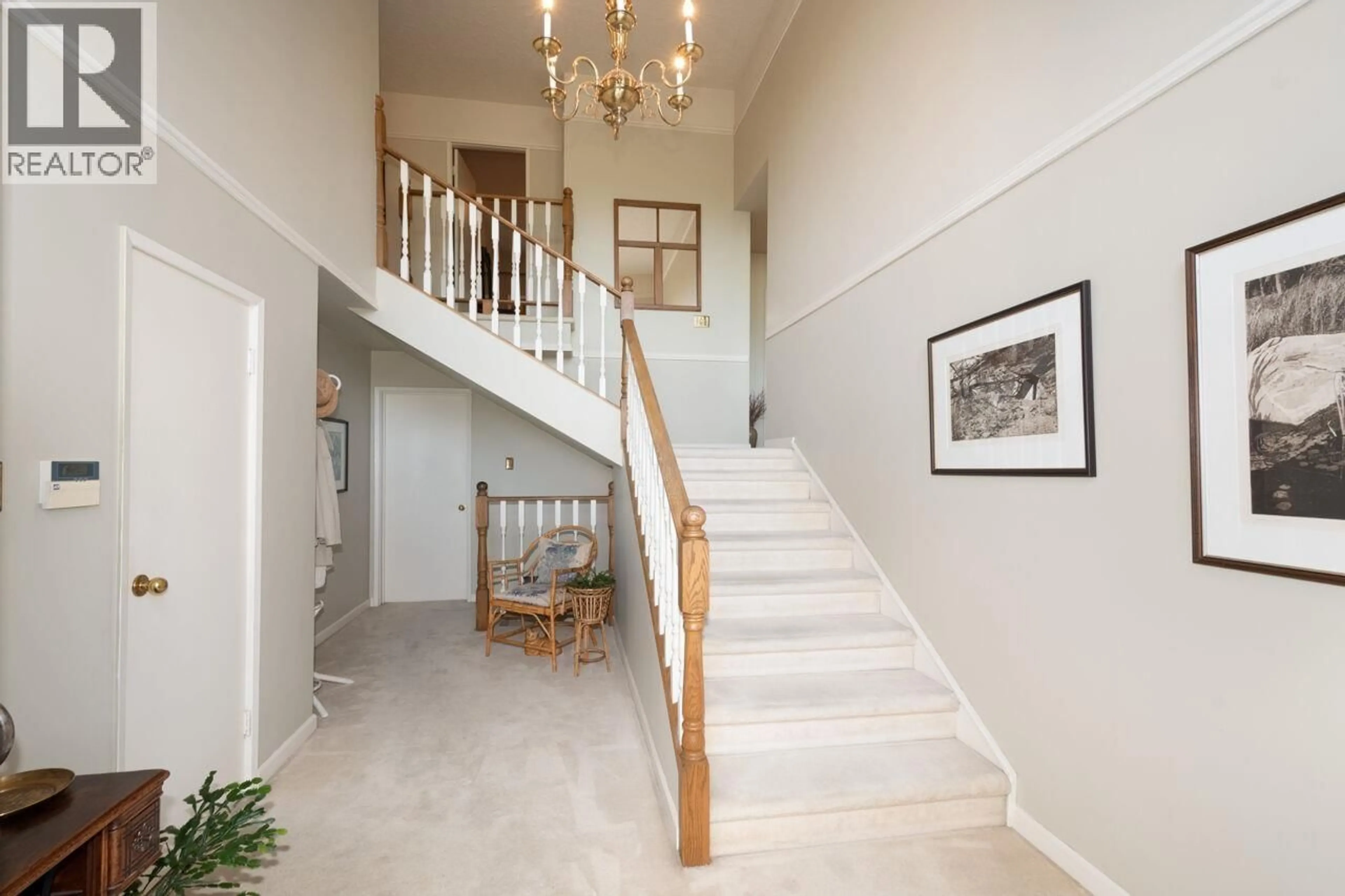 Indoor foyer for 805 YOUNETTE DRIVE, West Vancouver British Columbia V7T1T1