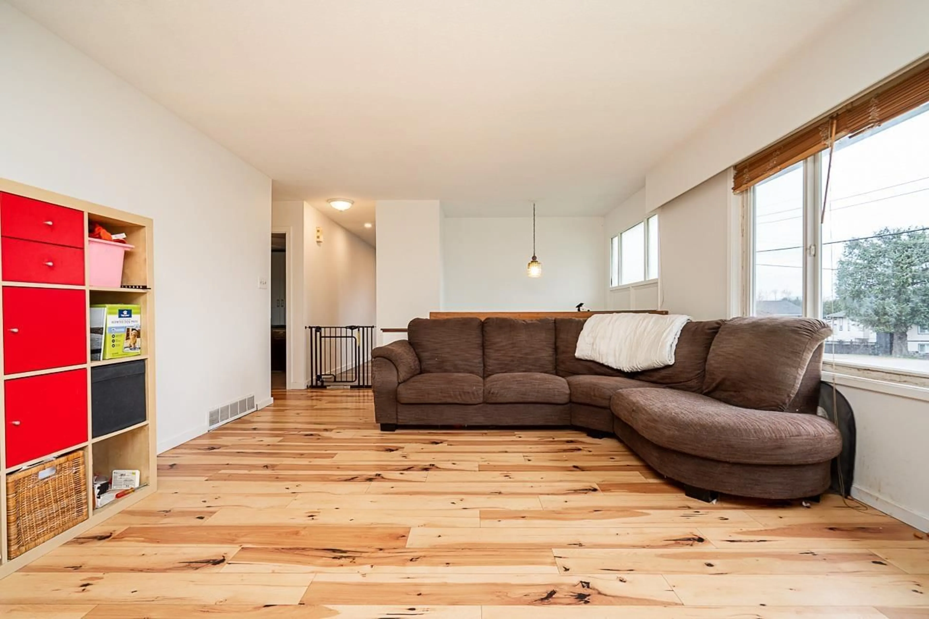 Living room with furniture, wood/laminate floor for 2995 268A STREET, Langley British Columbia V4W3B9