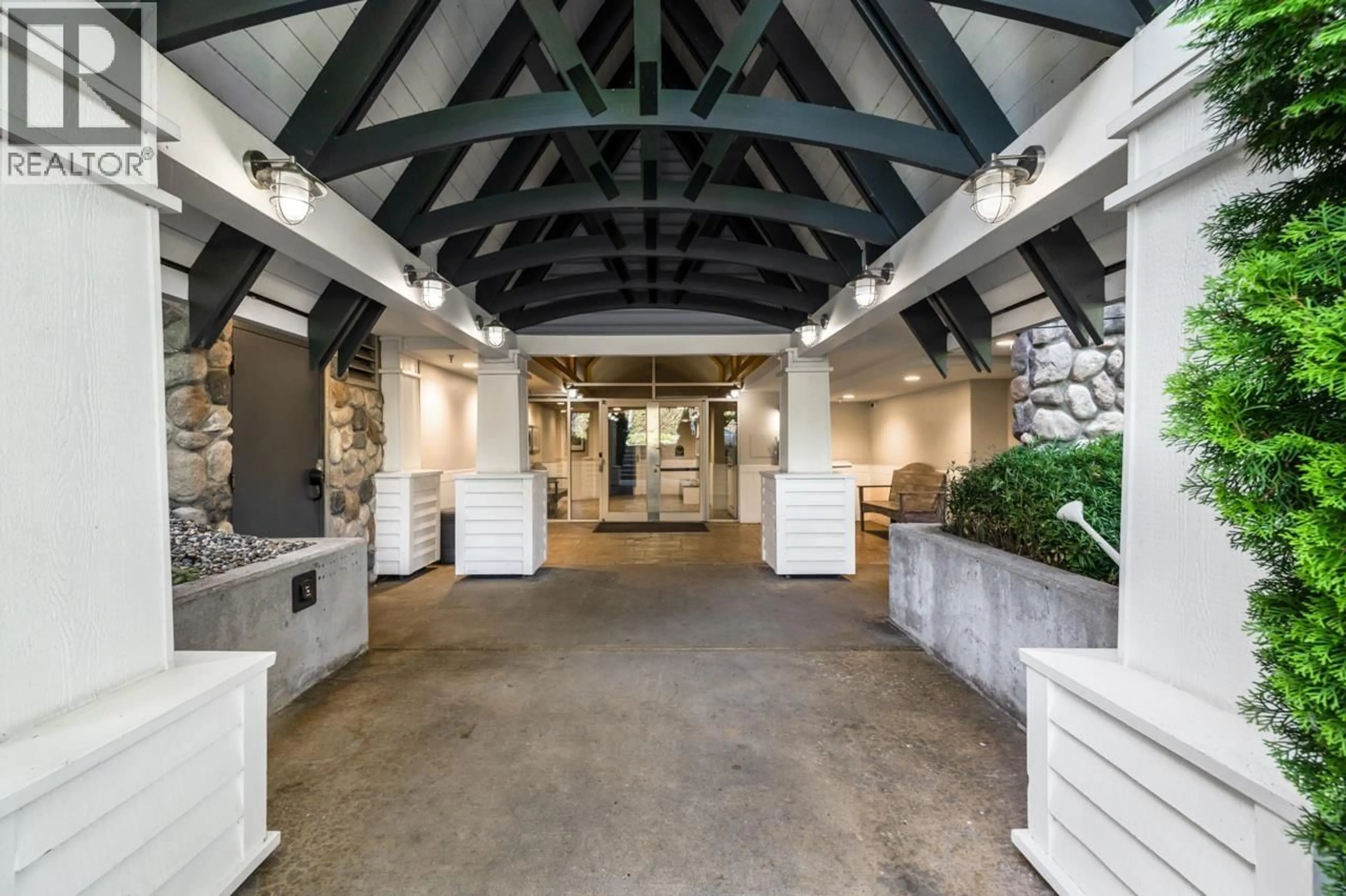 Indoor foyer for 324 - 12639 NO. 2 ROAD, Richmond British Columbia V7E6N6