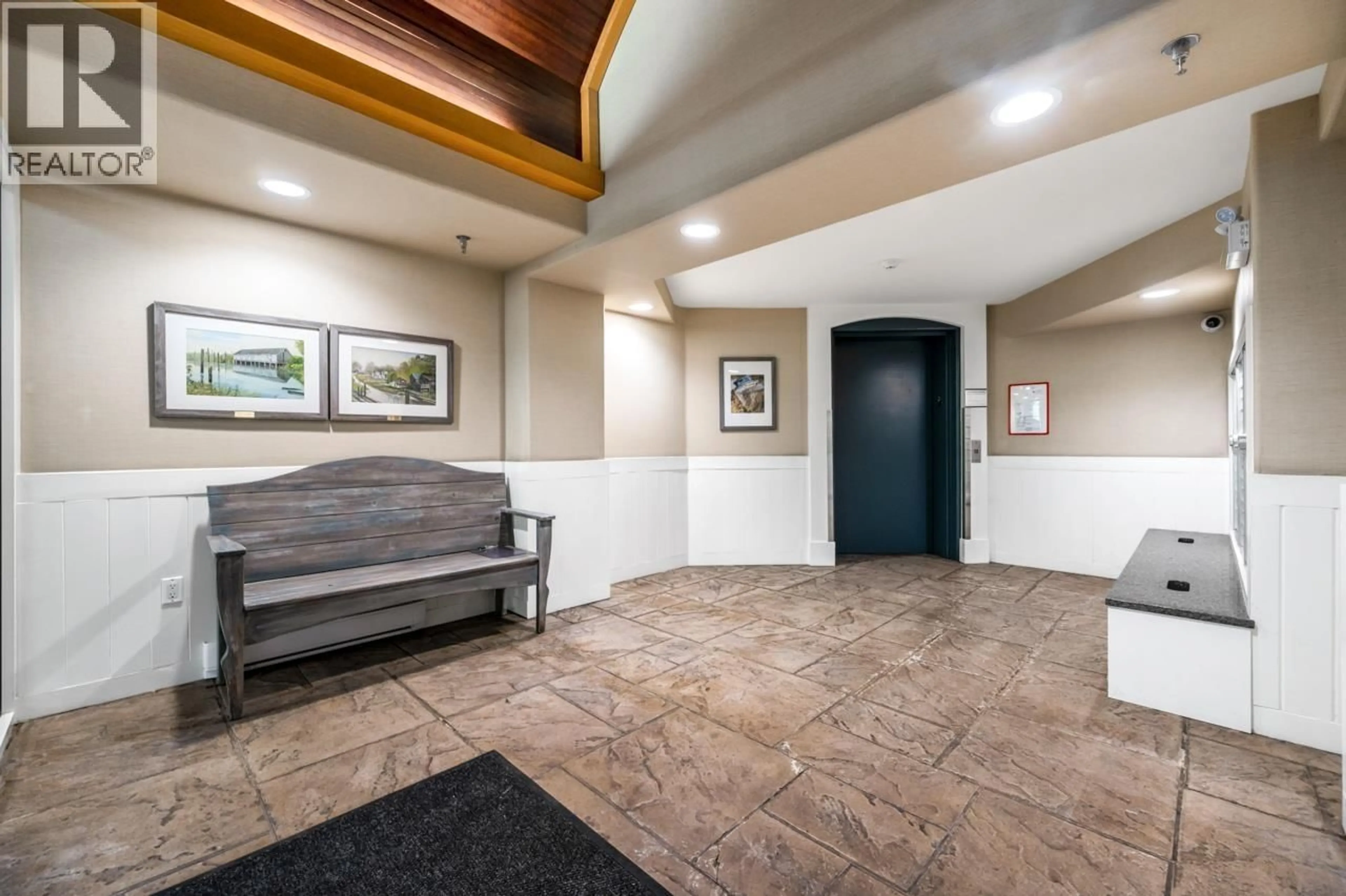 Indoor foyer for 324 - 12639 NO. 2 ROAD, Richmond British Columbia V7E6N6
