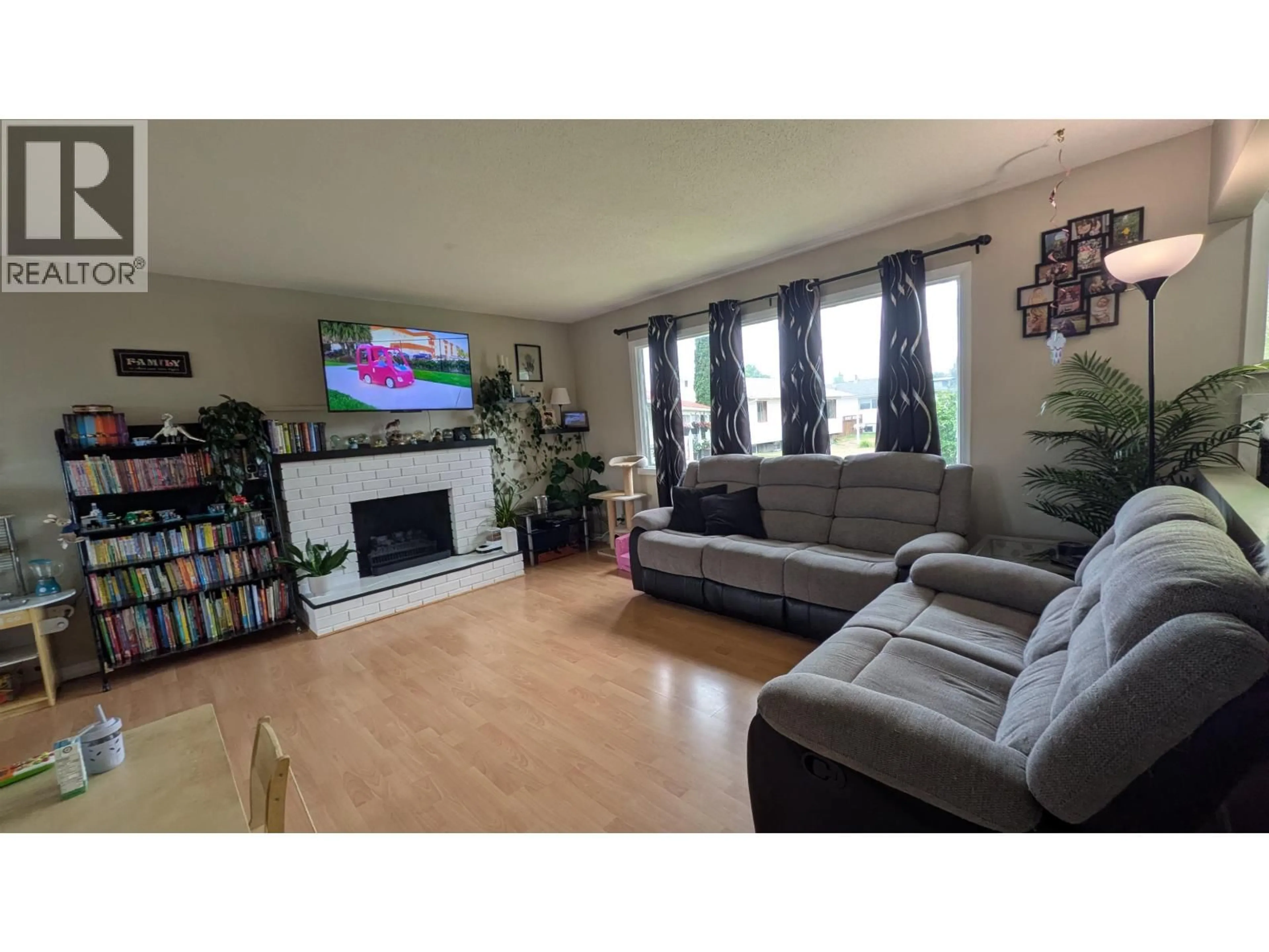 Living room with furniture, wood/laminate floor for 630 VEDDER CRESCENT, Prince George British Columbia V2M3S9