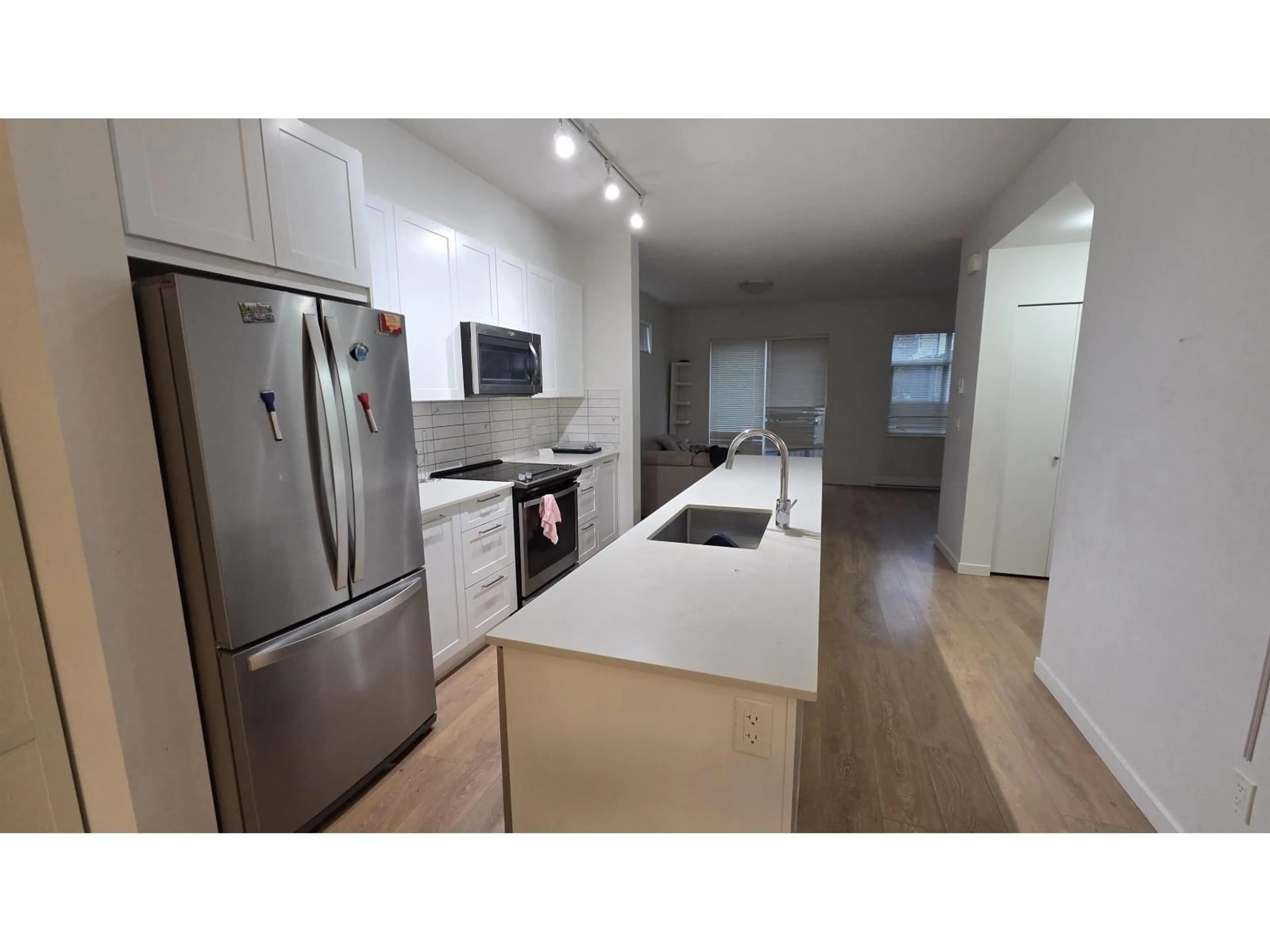 Open concept kitchen, wood/laminate floor for 708 - 18505 LAURENSEN PLACE, Surrey British Columbia V4N6R7