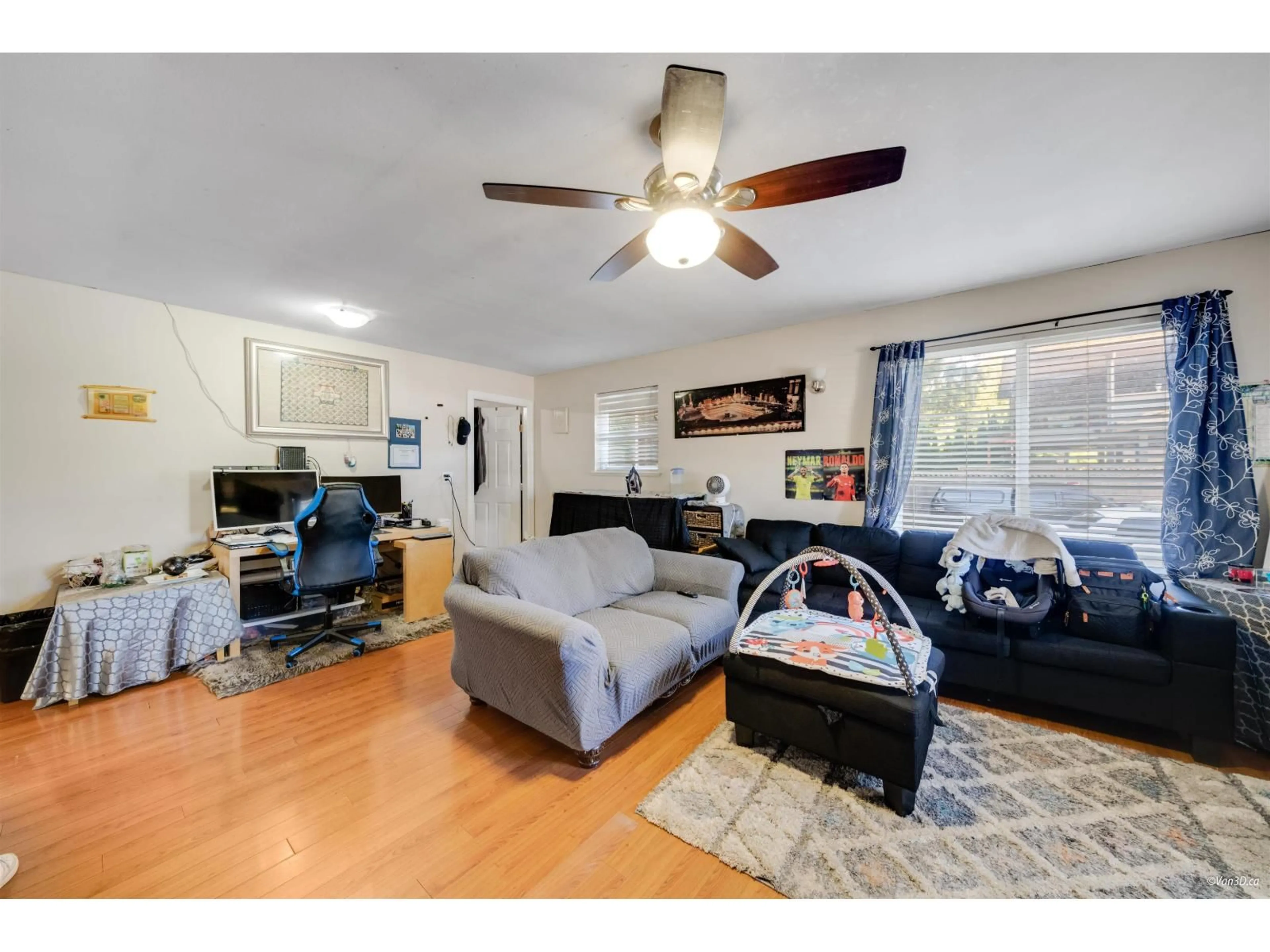 Living room with furniture, wood/laminate floor for 8863 KING GEORGE BOULEVARD, Surrey British Columbia V3V5V6