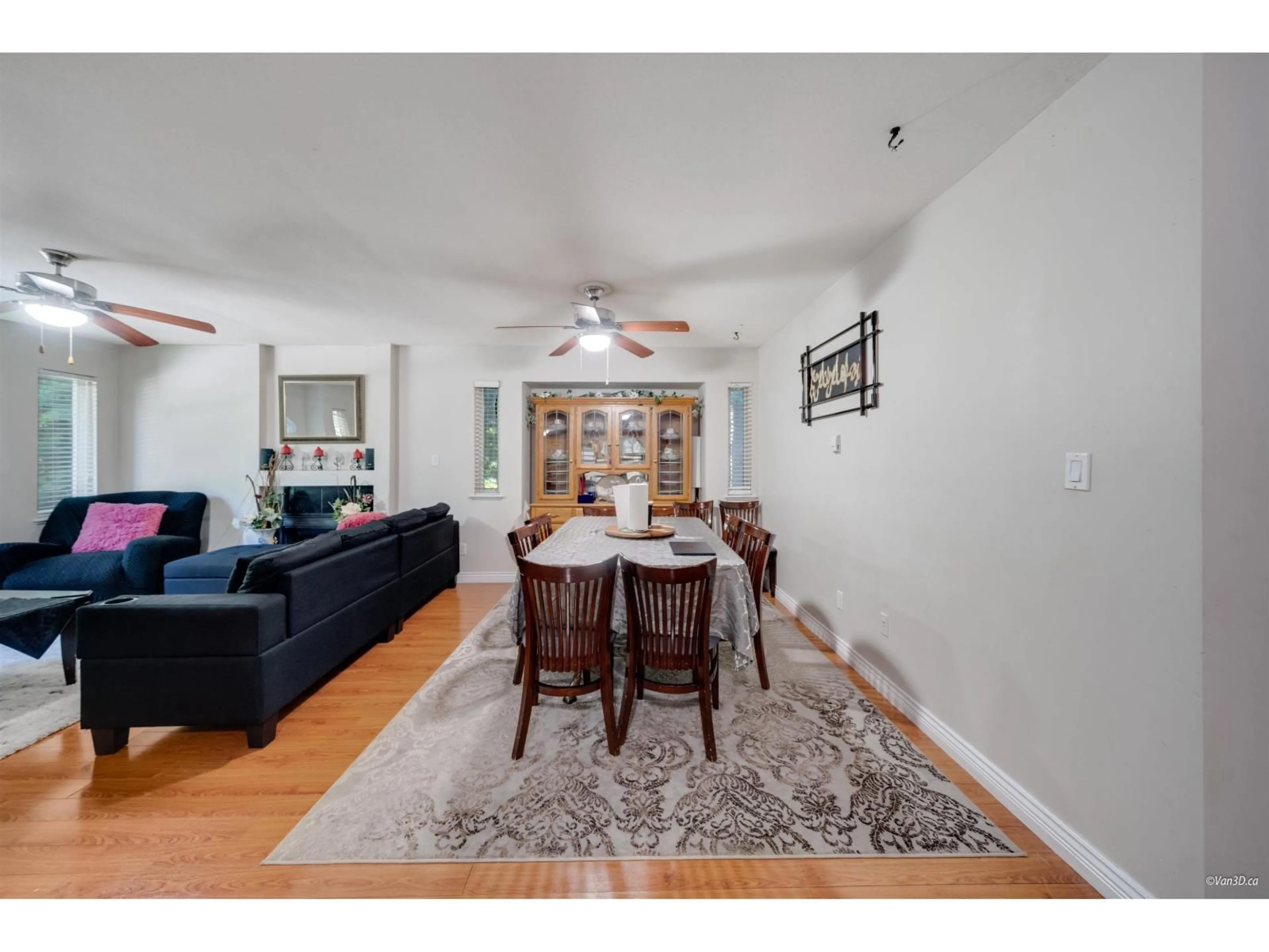 Living room with furniture, unknown for 8863 KING GEORGE BOULEVARD, Surrey British Columbia V3V5V6