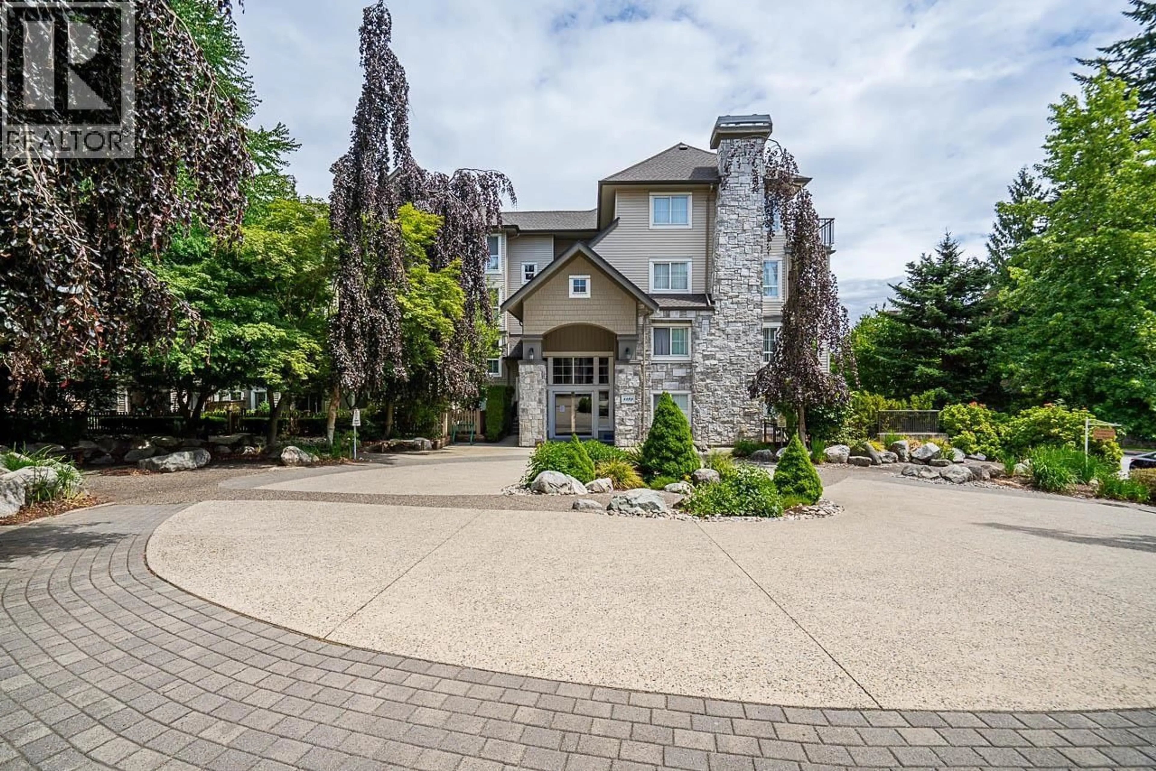 Patio, unknown for 112 - 1150 29TH STREET, North Vancouver British Columbia V7K3E2