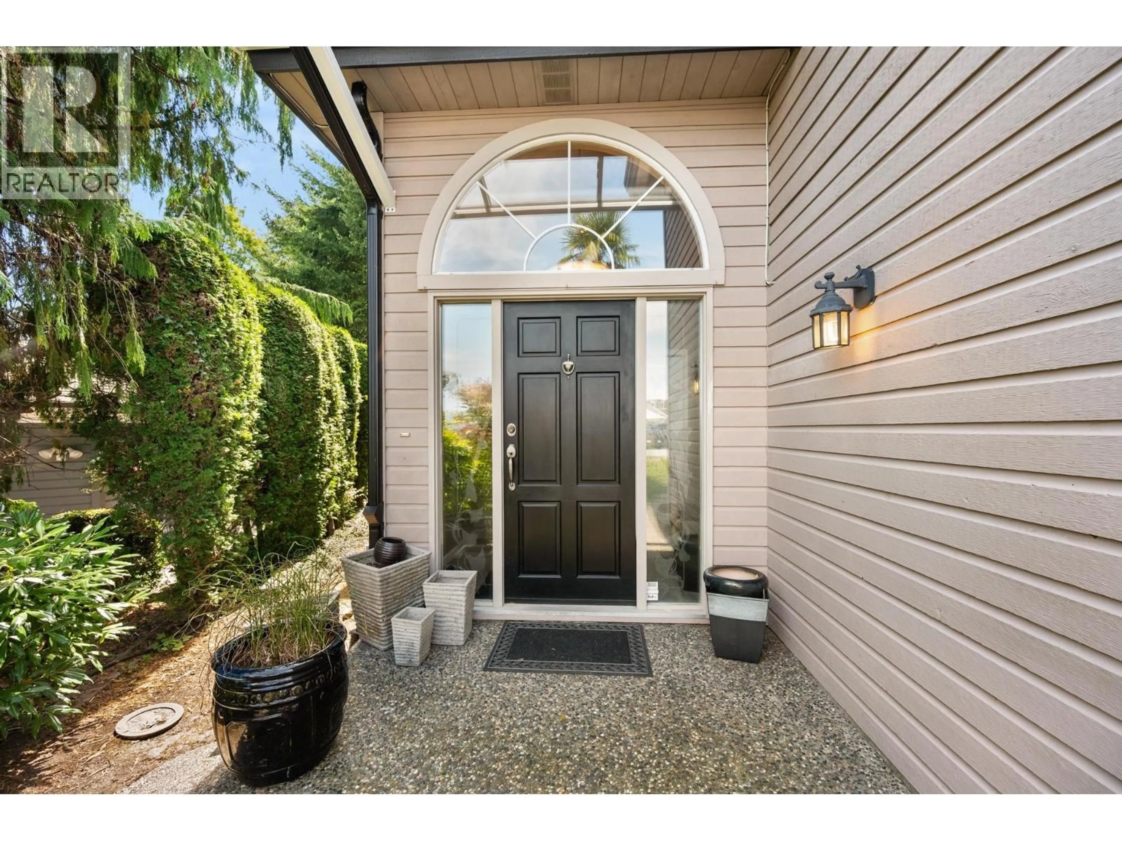 Indoor entryway for 215 MORNINGSIDE DRIVE, Tsawwassen British Columbia V4L2M3