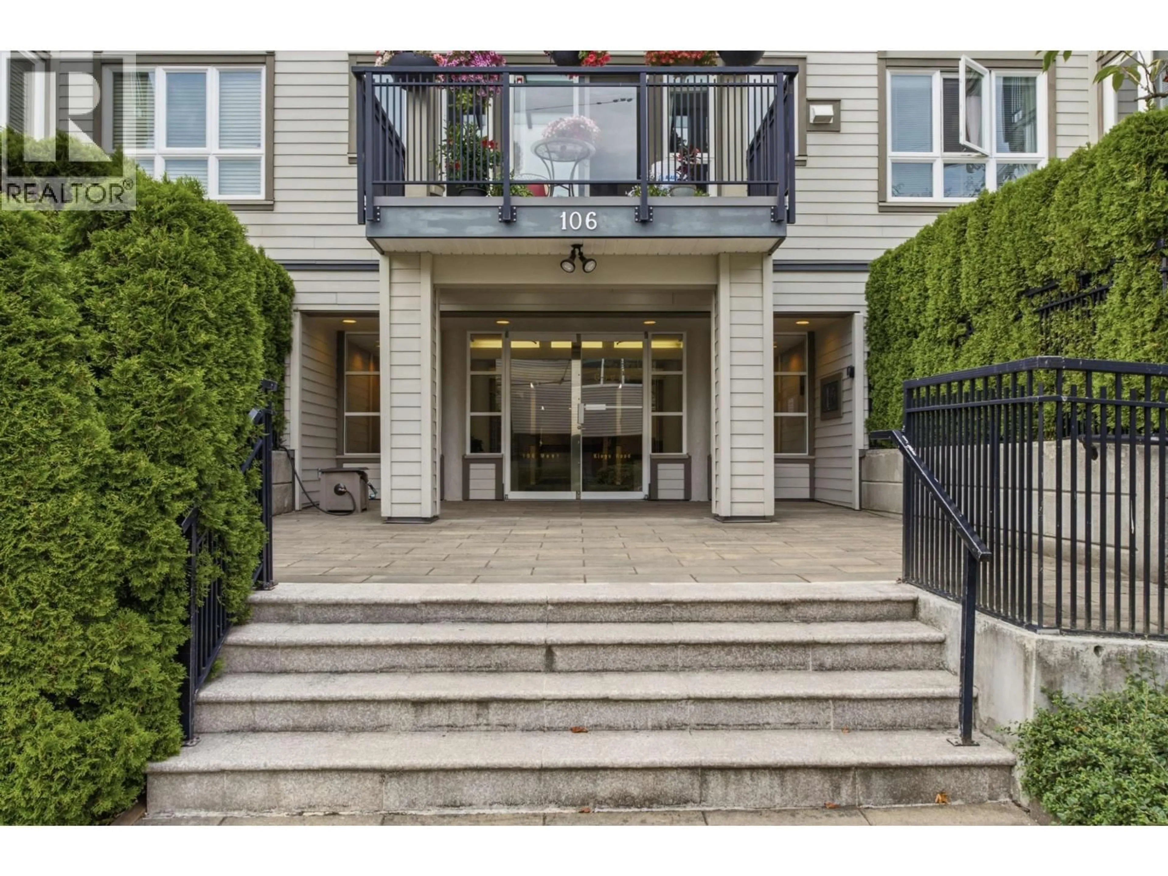 Indoor foyer for 303 - 106 KINGS ROAD, North Vancouver British Columbia V7N2L8