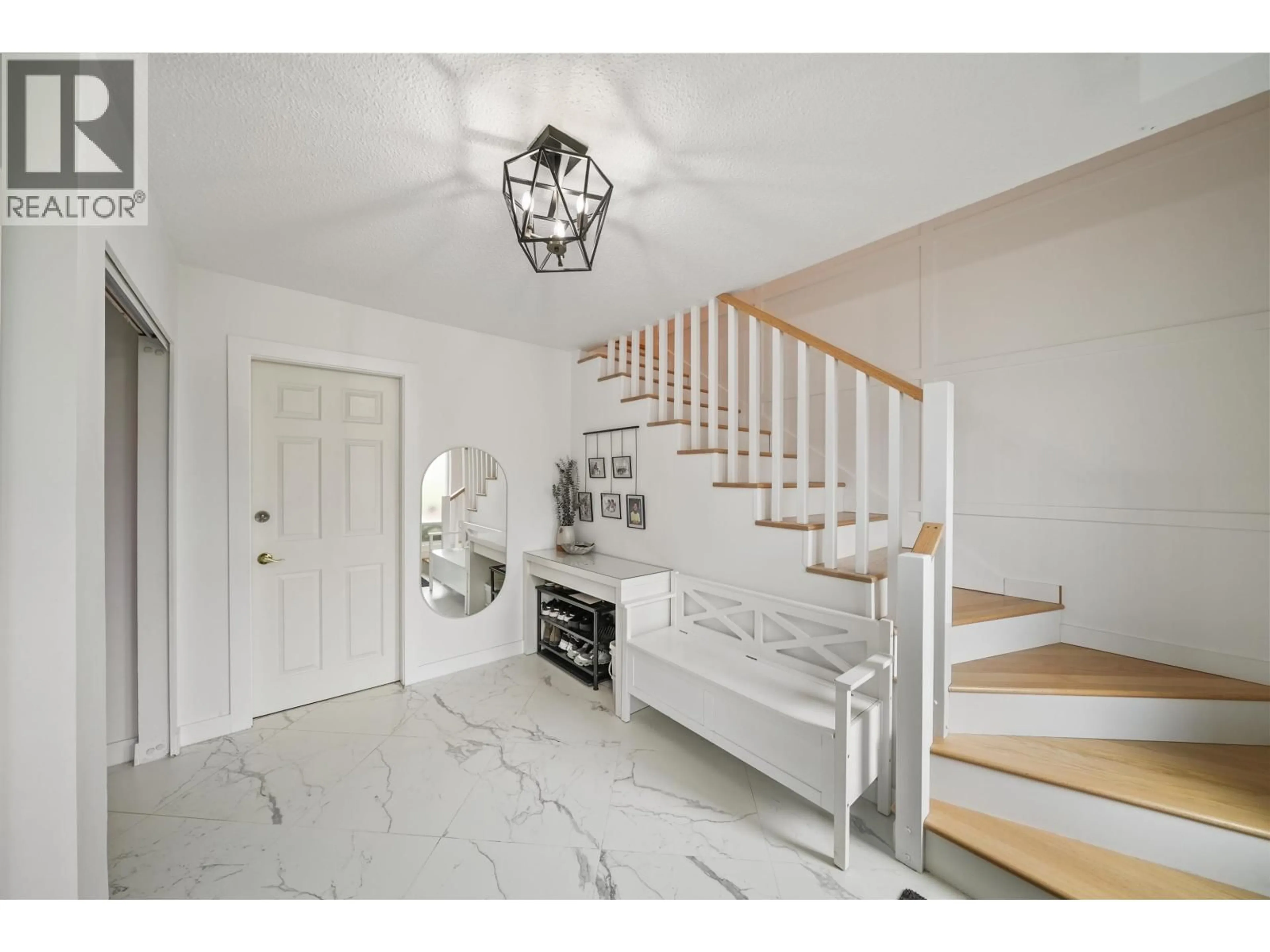 Indoor entryway for 1071 SPAR DRIVE, Coquitlam British Columbia V3H3H2