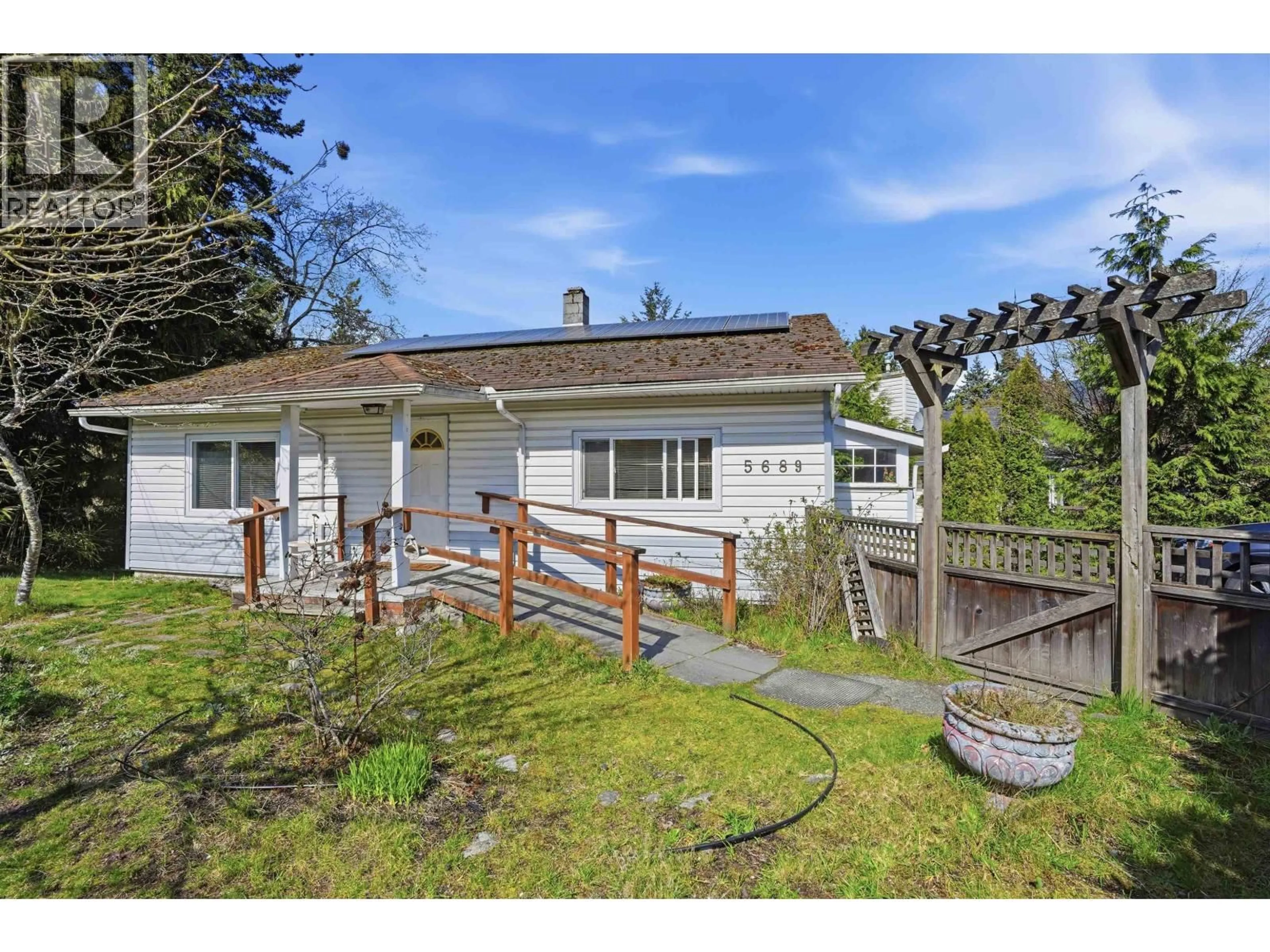 A pic from outside/outdoor area/front of a property/back of a property/a pic from drone, unknown for 5689 PORPOISE BAY ROAD, Sechelt British Columbia V0N1V0