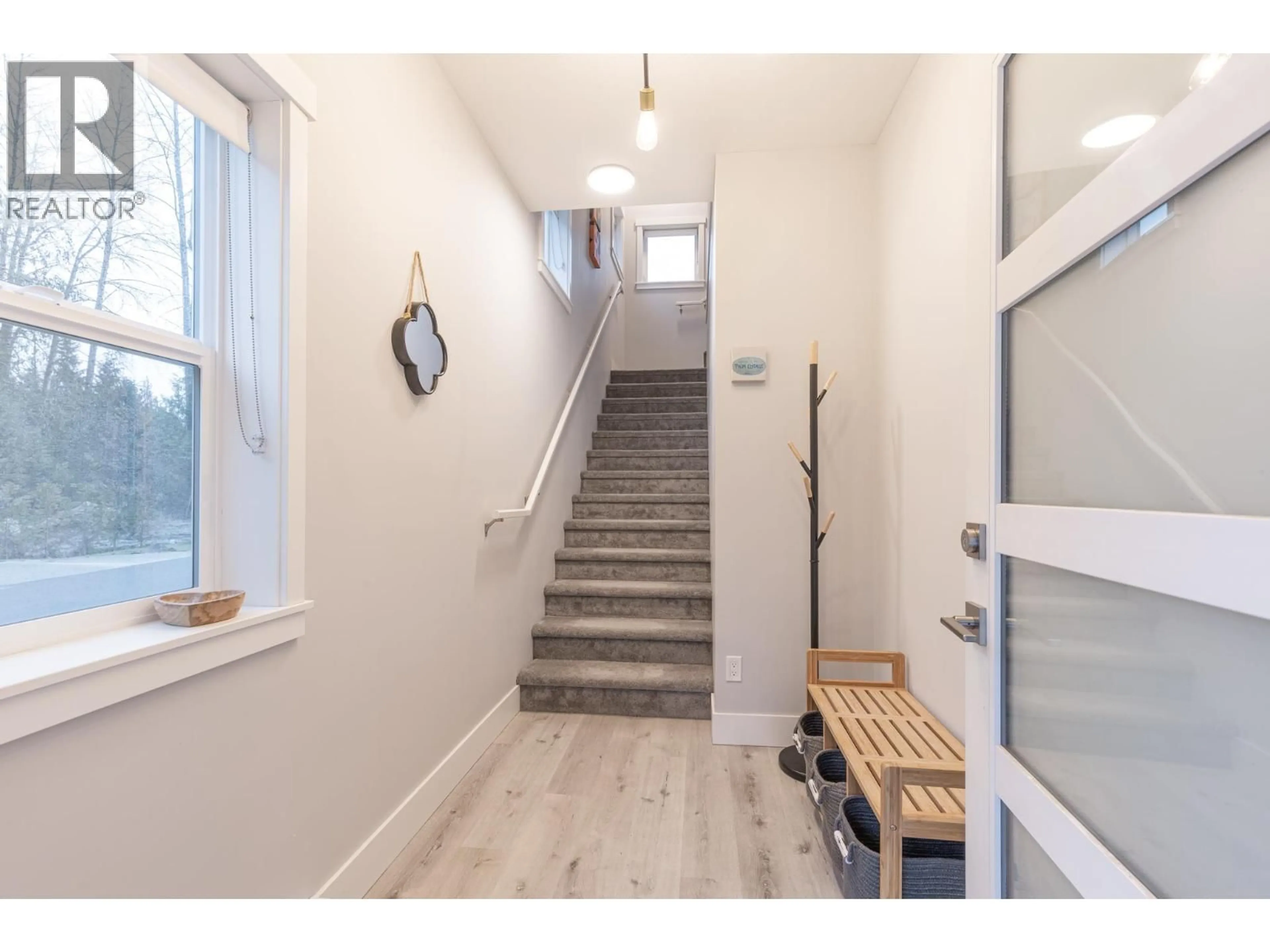 Indoor entryway for 1 - 950 WOODSWORTH ROAD, Gibsons British Columbia V0N1V7