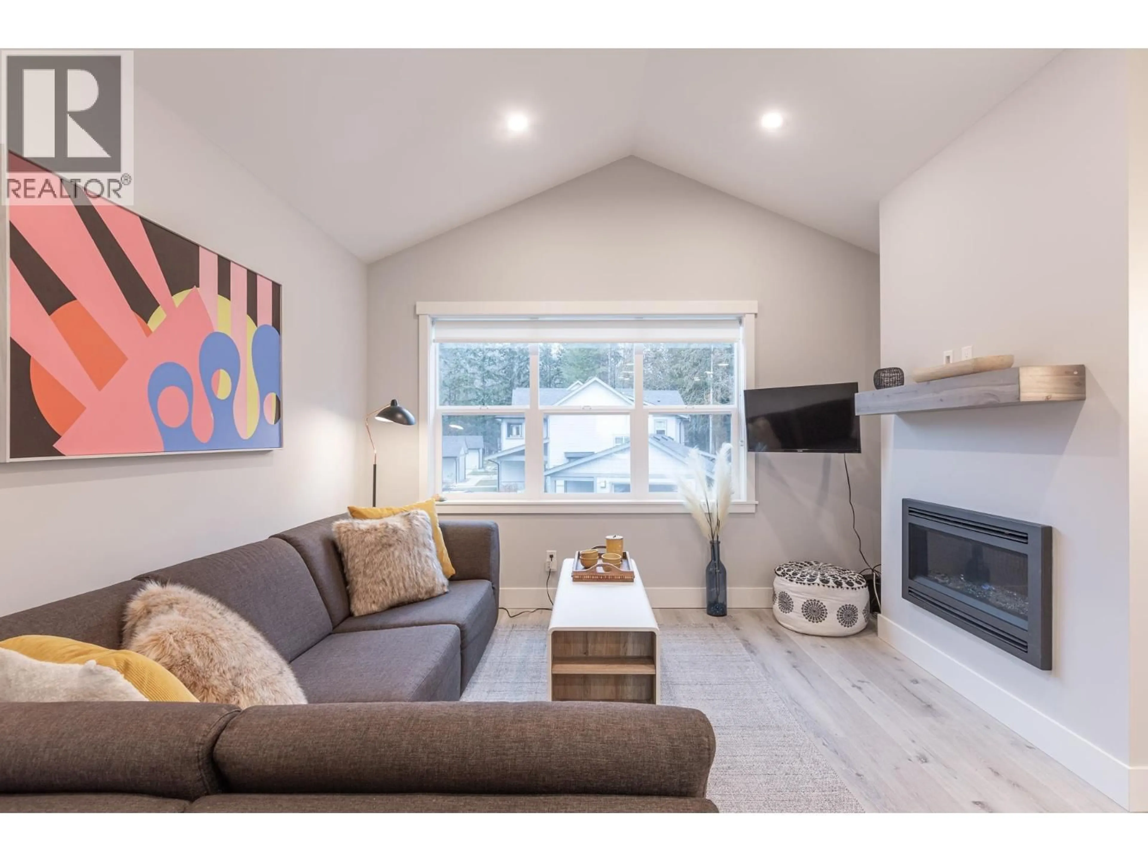 Living room with furniture, wood/laminate floor for 1 - 950 WOODSWORTH ROAD, Gibsons British Columbia V0N1V7