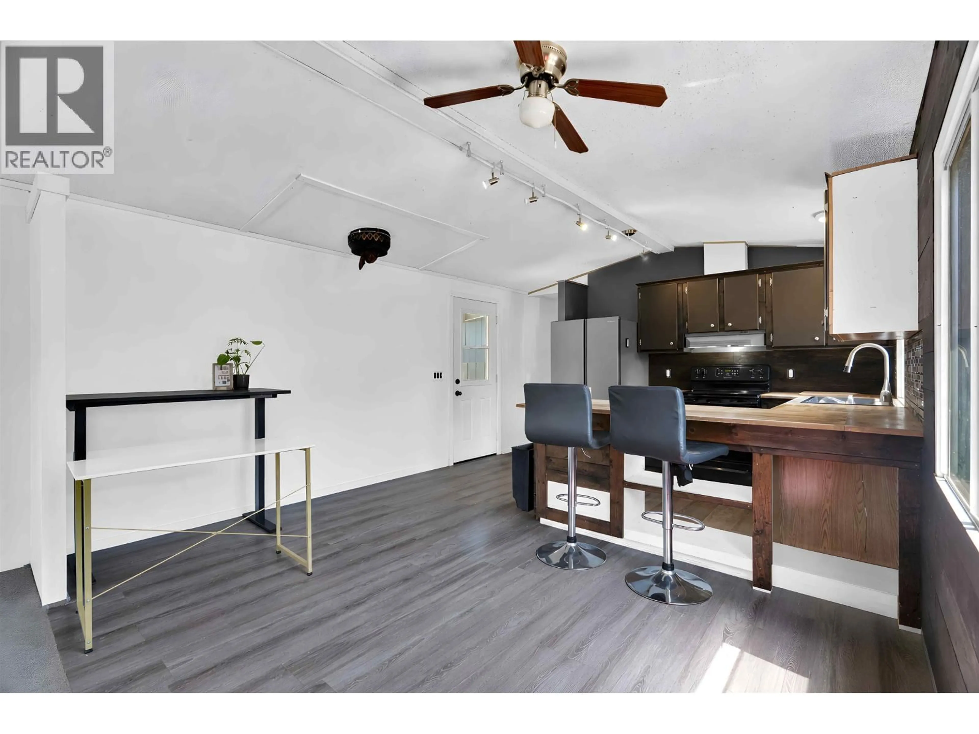Open concept kitchen, wood/laminate floor for 819 BRITANNIA WAY, Squamish British Columbia V8B1J2