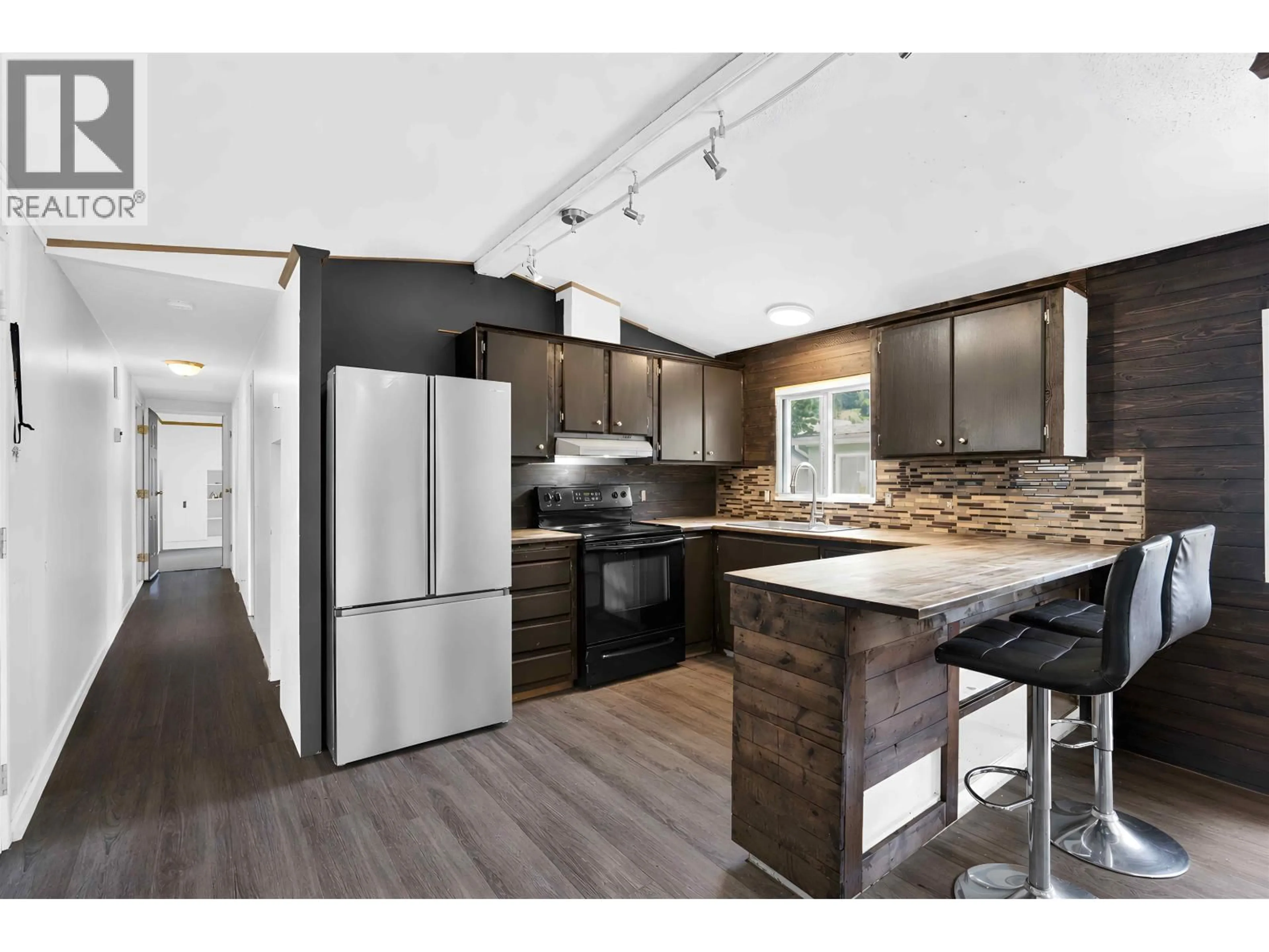 Open concept kitchen, wood/laminate floor for 819 BRITANNIA WAY, Squamish British Columbia V8B1J2