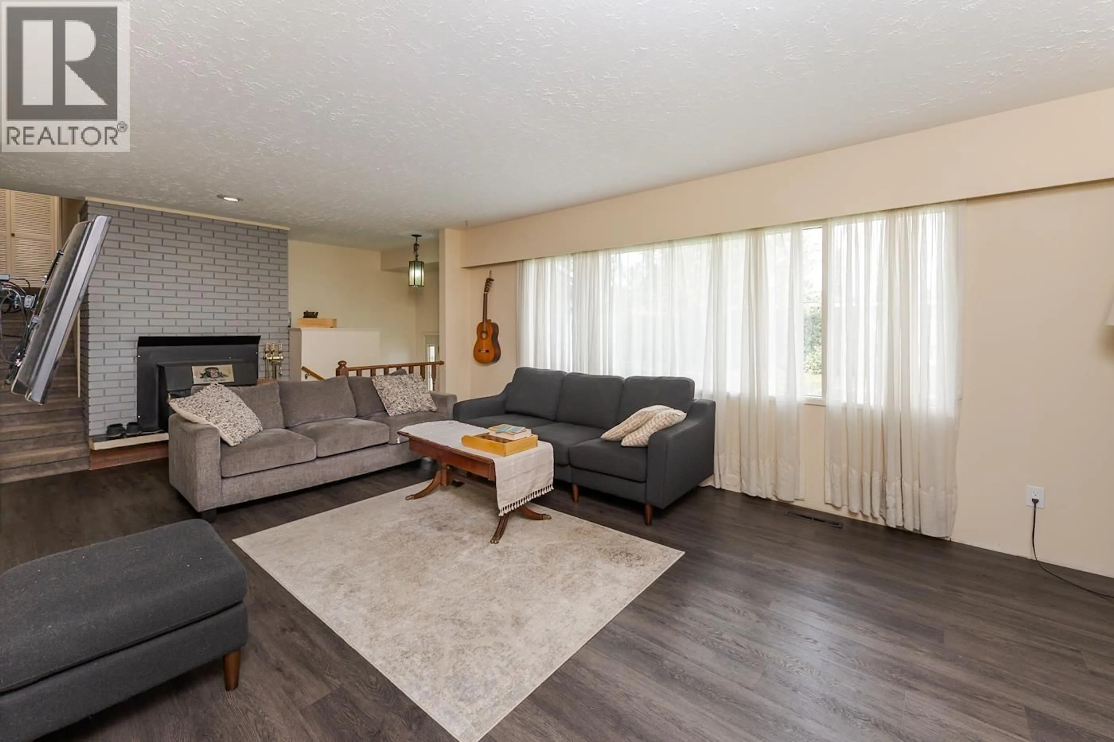 Living room with furniture, wood/laminate floor for 1123 CHILAKO AVENUE, Prince George British Columbia V2M3Y5