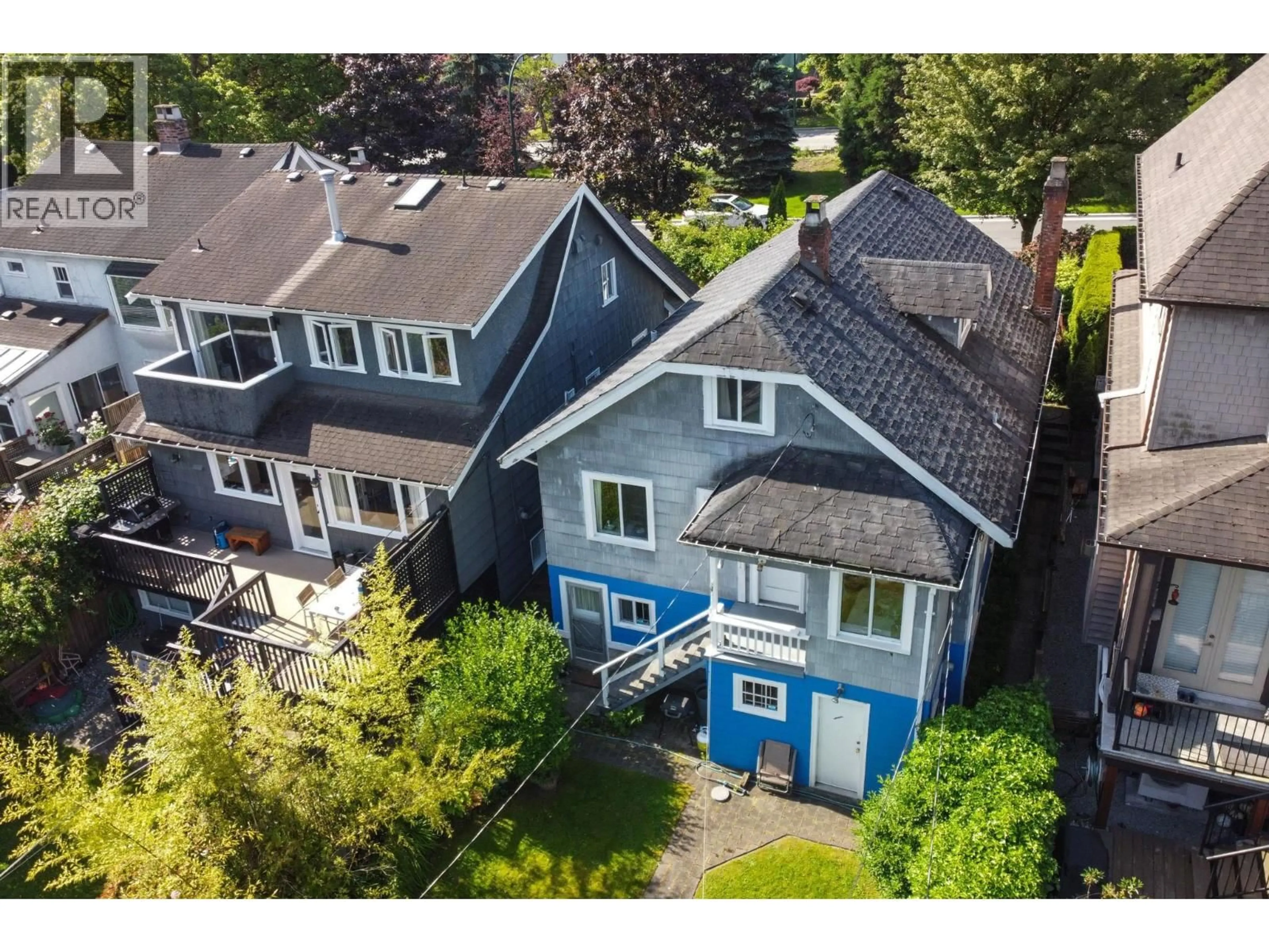 A pic from outside/outdoor area/front of a property/back of a property/a pic from drone, street for 3149 KING EDWARD AVENUE, Vancouver British Columbia V6L1V4