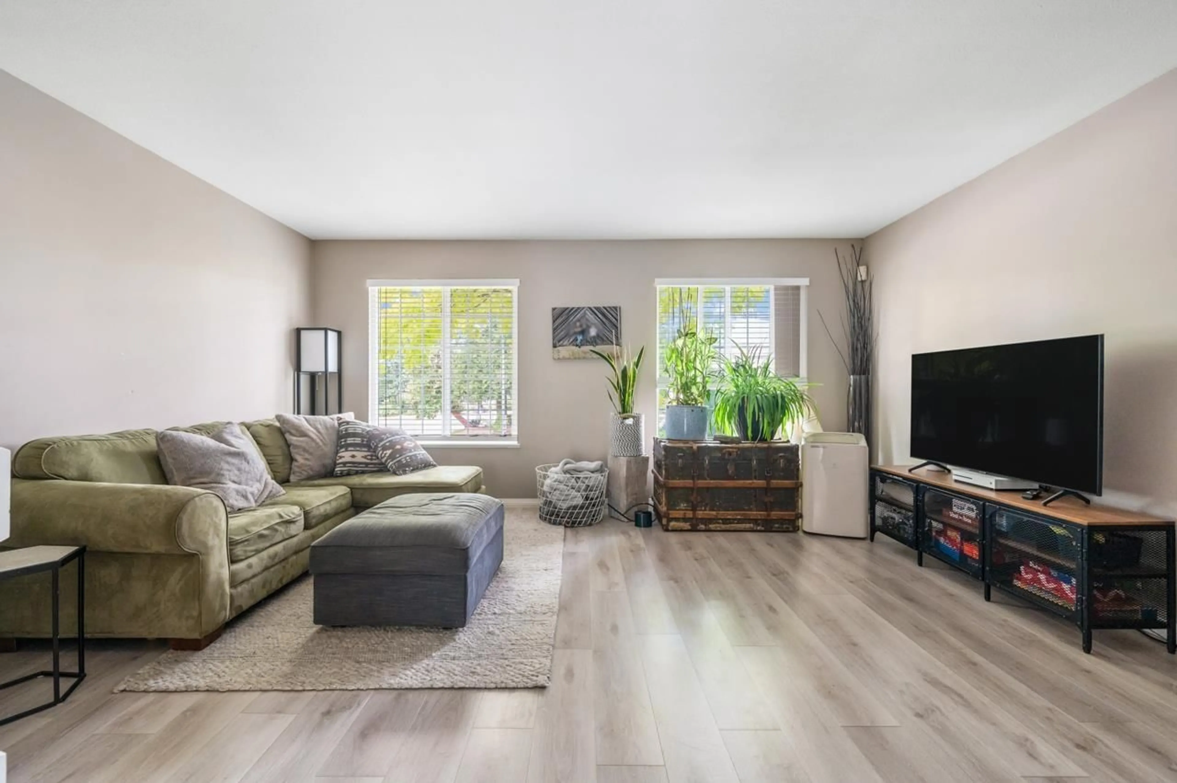 Living room with furniture, unknown for 35026 EXBURY AVENUE, Abbotsford British Columbia V2S6X6
