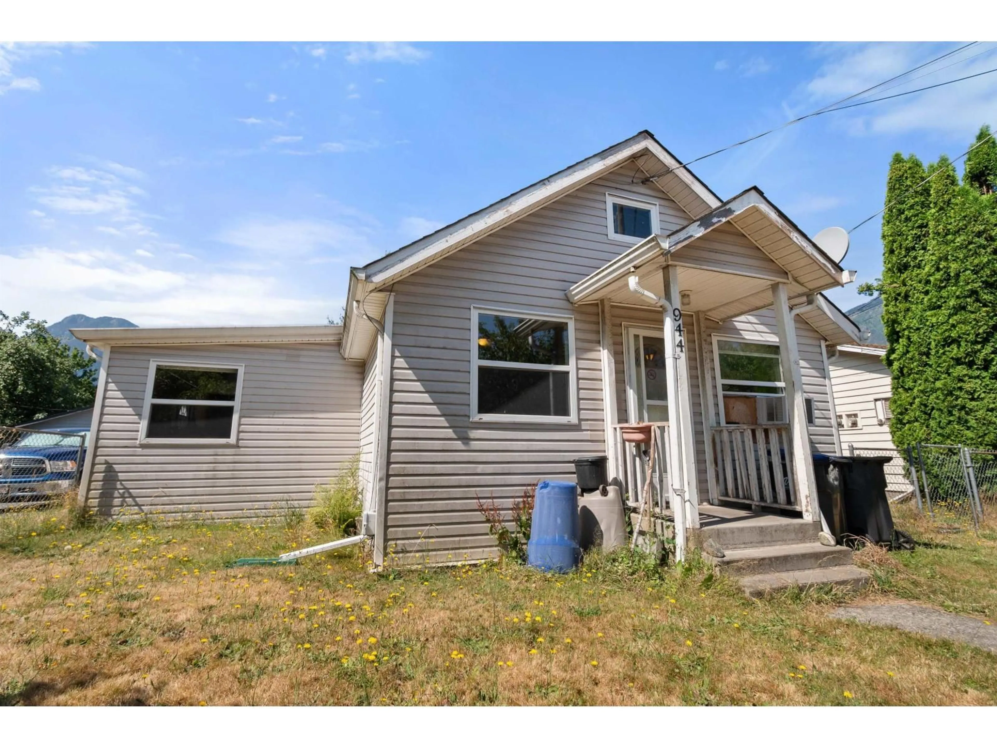 Home with vinyl exterior material, street for 944 3RD AVENUE, Hope British Columbia V0X1L0